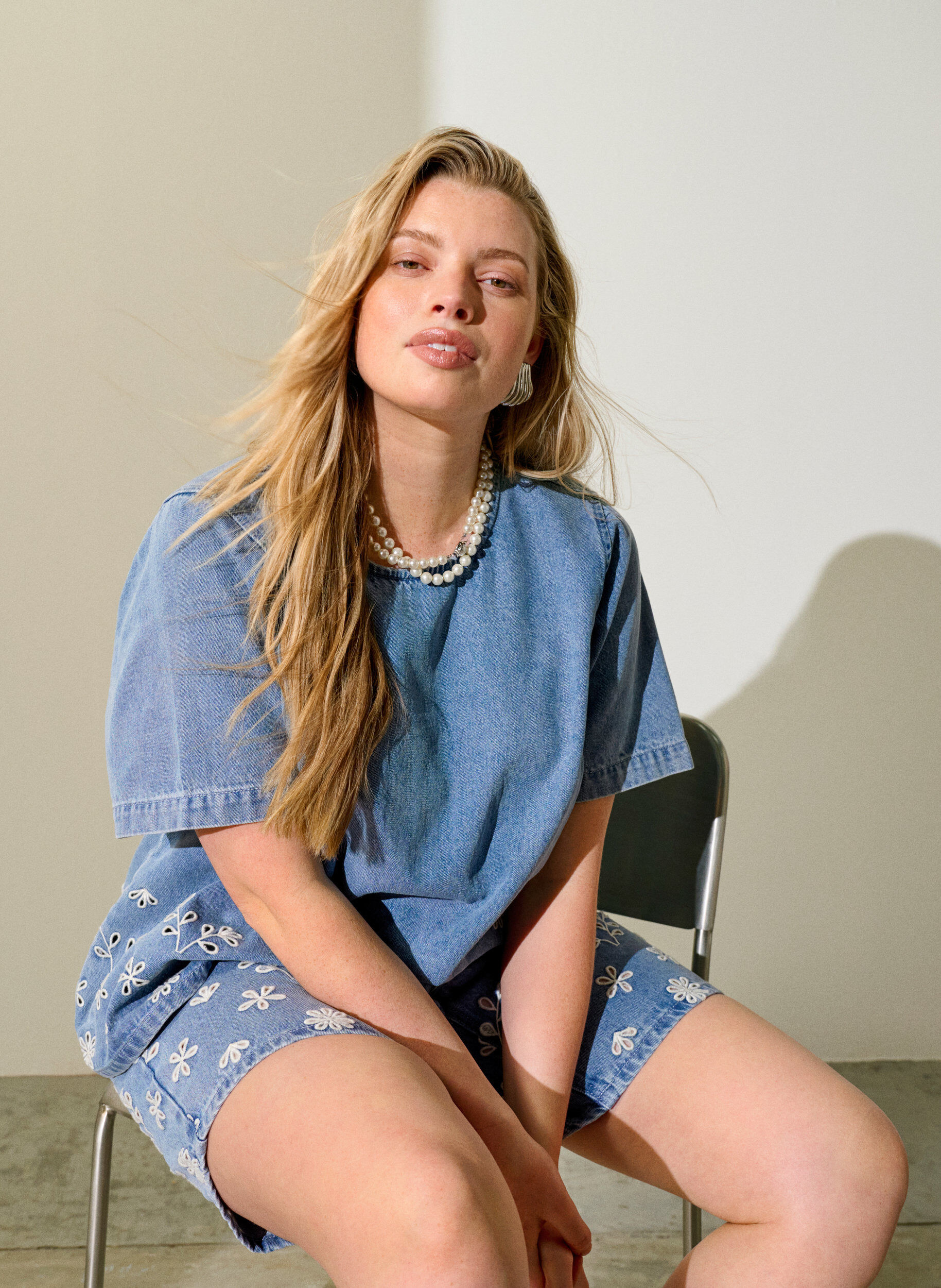 Zizzi Blouse en jean &agrave; manches courtes avec broderie anglaise, Bleu Clair, Image image number 0