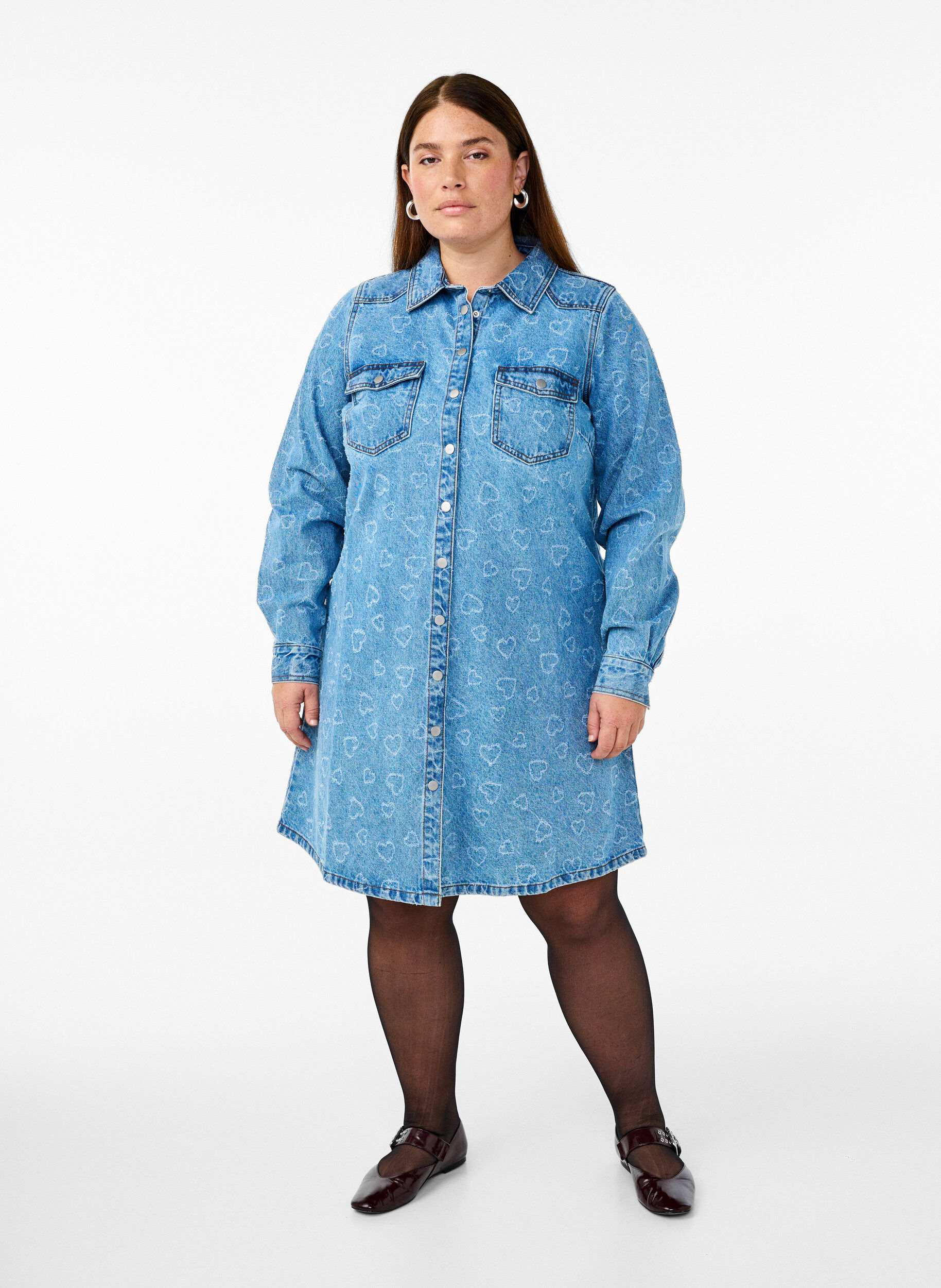 Zizzi Robe en jean &agrave; motif c&oelig;urs, Bleu, Model image number 1