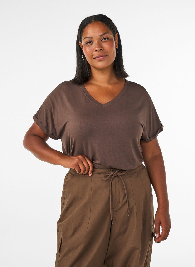 Basic T-shirt col V en viscose, Marron, Model image number 0