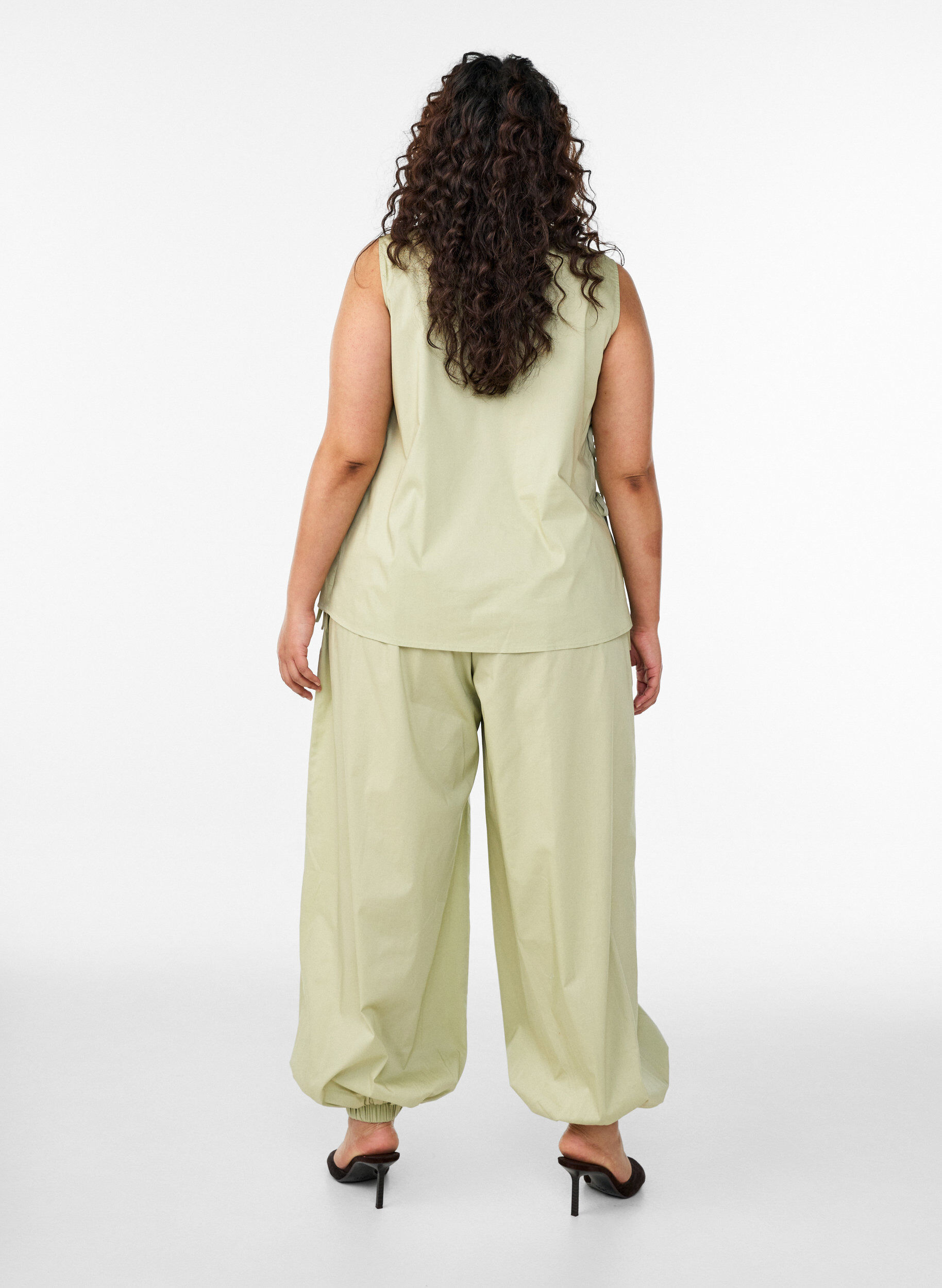 Zizzi Pantalon ballon taille haute avec ceinture &eacute;lastique, Vert clair, Model image number 1