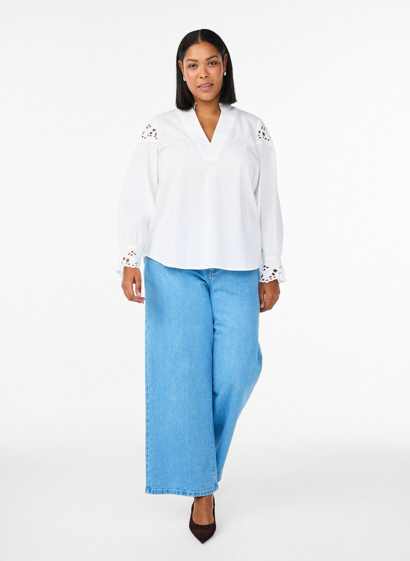 Blouse avec col en V et détails en broderie anglaise, Blanc, Model