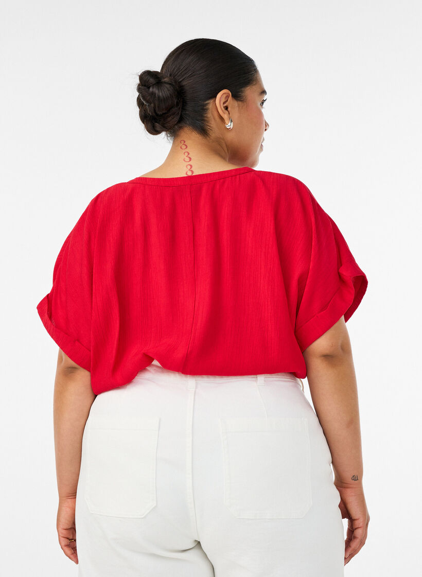 Blouse textur&eacute;e en viscose avec boutons, Rouge, Model image number 2