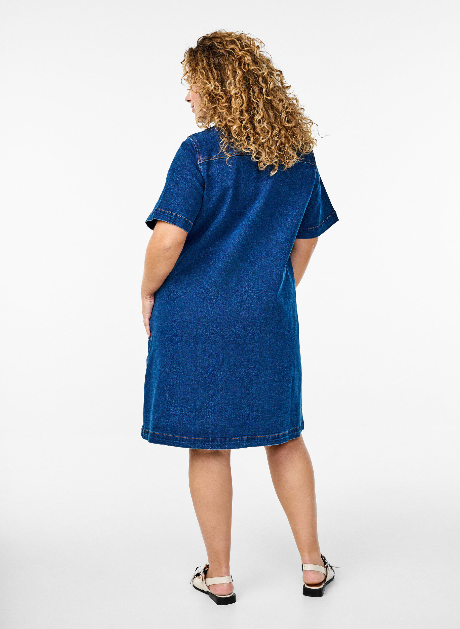 Zizzi Robe en denim avec boutons et manches courtes, Bleu, Model image number 2