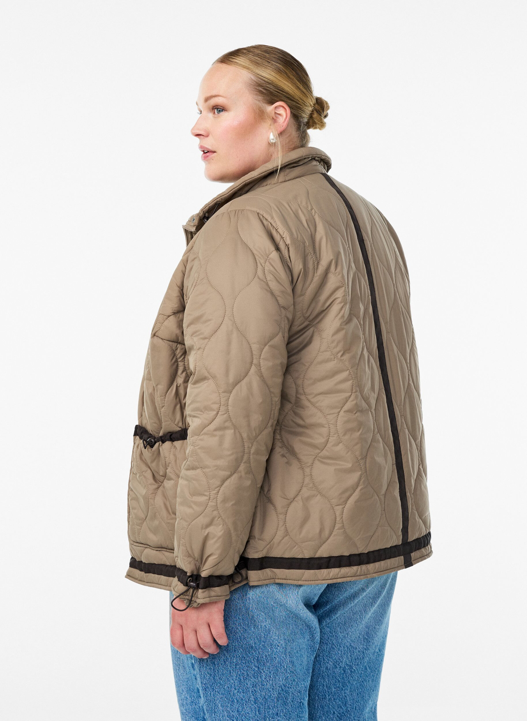 Zizzi Veste courte matelass&eacute;e avec d&eacute;tails contrastants, Beige, Model image number 2