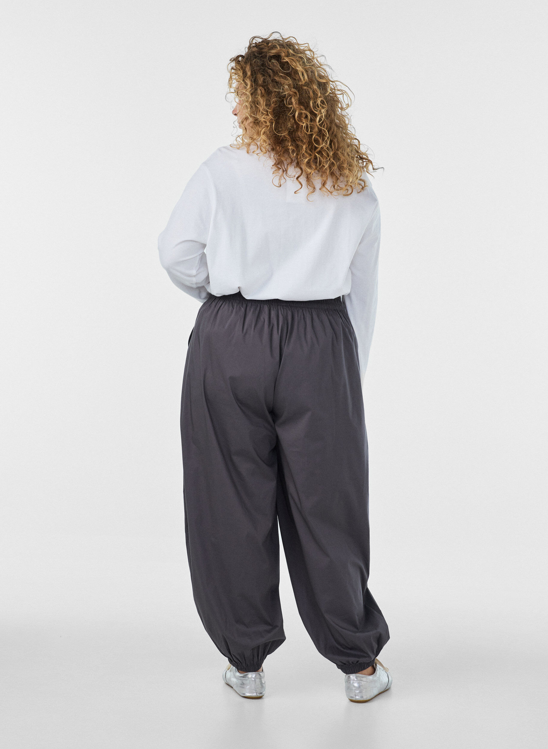 ZizziPantalon ballon avec poches et ceinture &eacute;lastique, Gris anthracite, Model image number 1