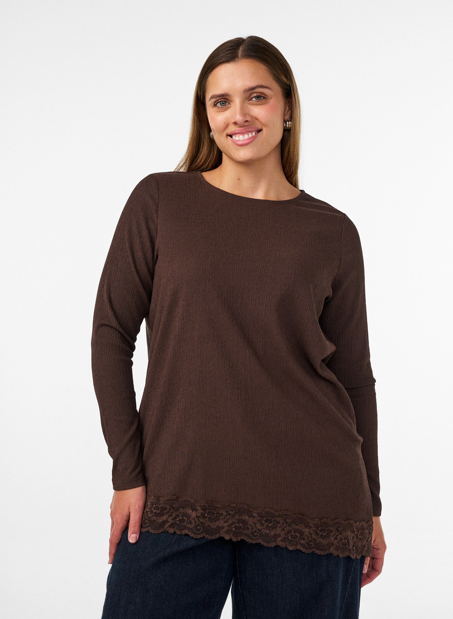 ZizziBlouse en jersey avec bordure en dentelle asym&eacute;trique, Marron, Model image number 0
