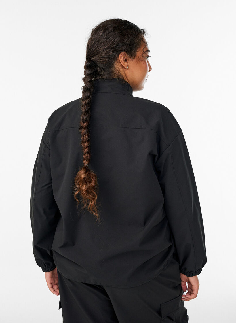 Anorak sportif avec des détails réfléchissants et des poches, Noir, Model image number 2