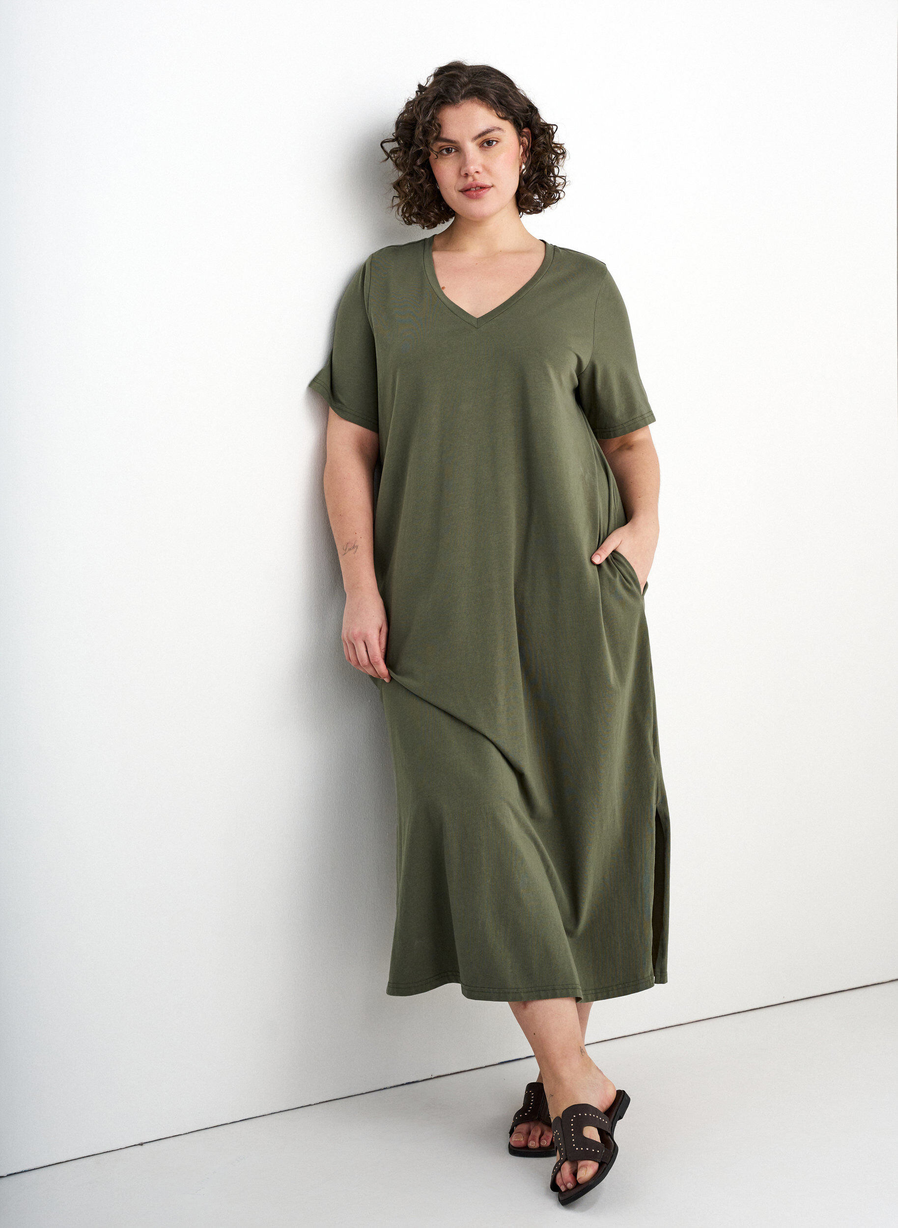 Zizzi Robe T-shirt midi avec col en V, 2151, Image image number 0
