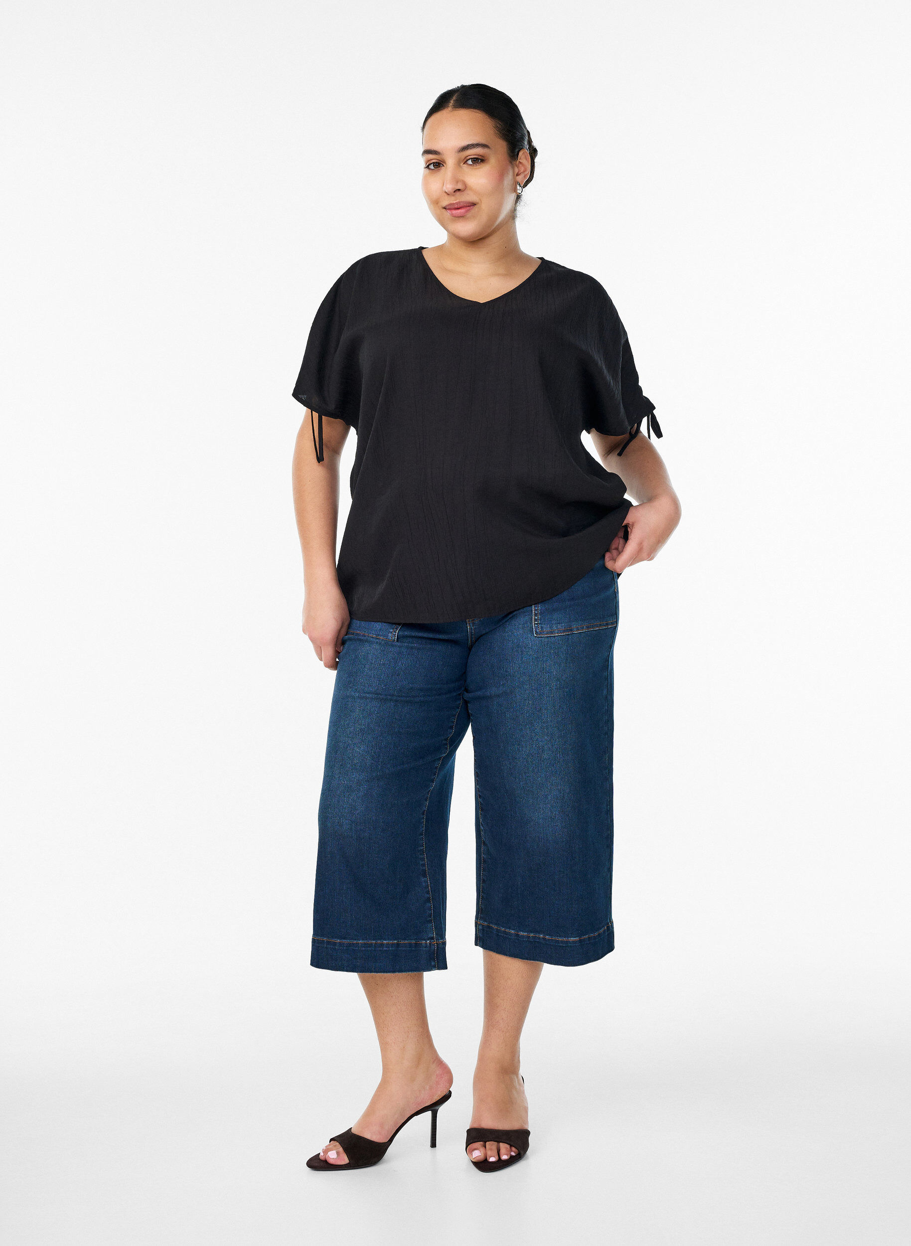 Zizzi Blouse en viscose avec manches fronc&eacute;es, Noir, Model image number 1