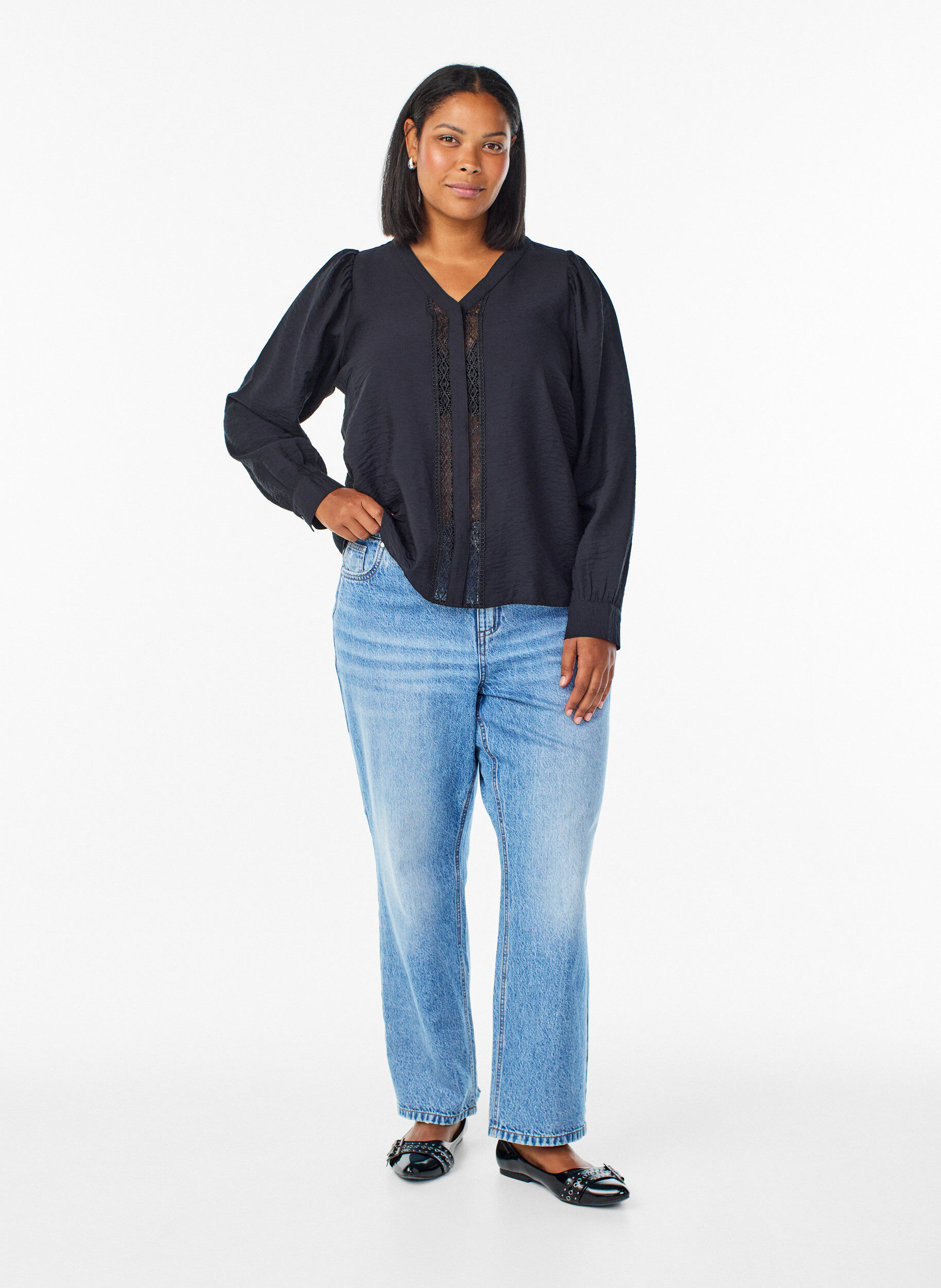 Zizzi Blouse avec col en V et bandes brod&eacute;es, Noir, Model image number 1