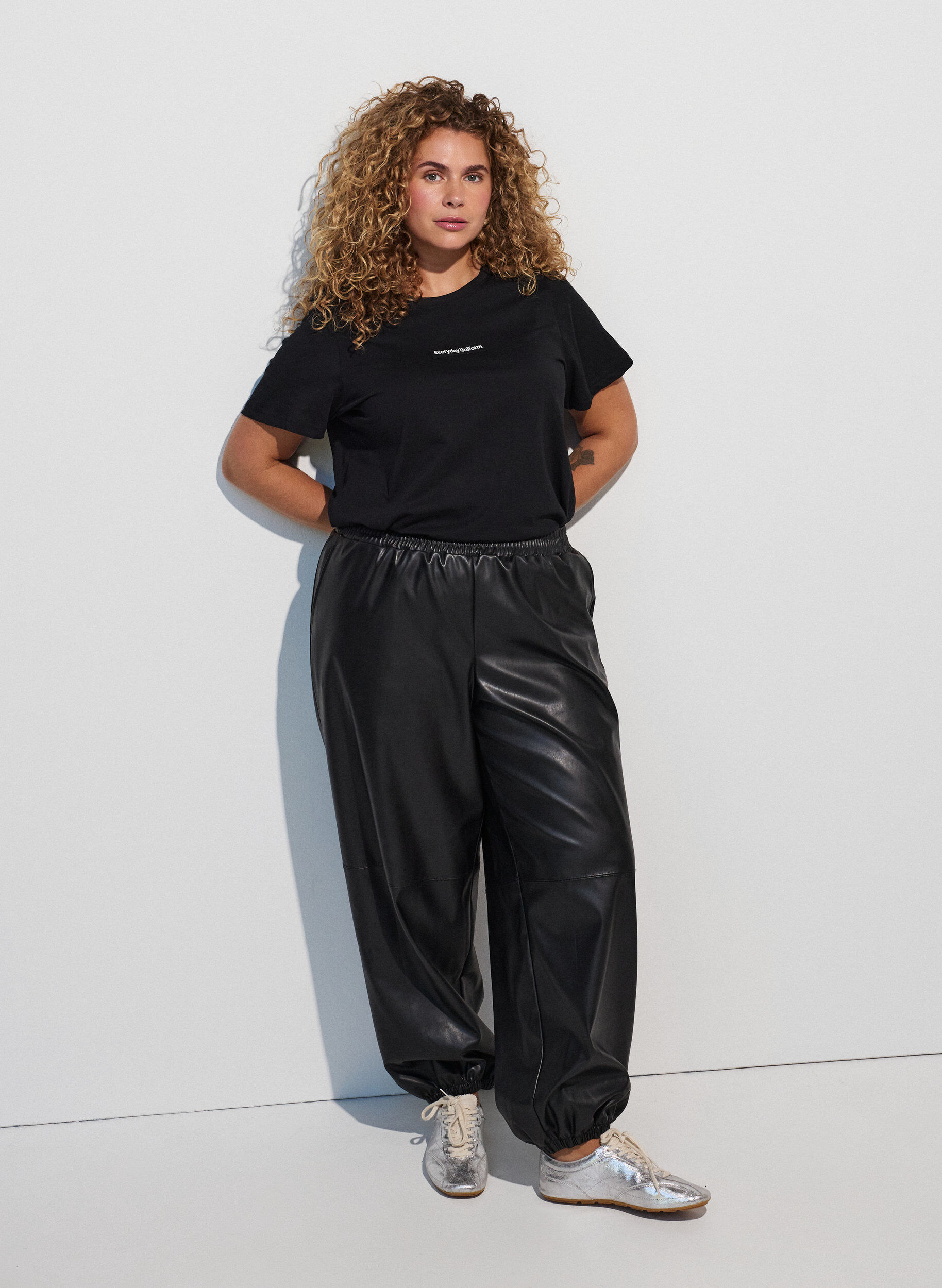 ZizziT-shirt en coton avec badge texte, Noir, Model image number 1