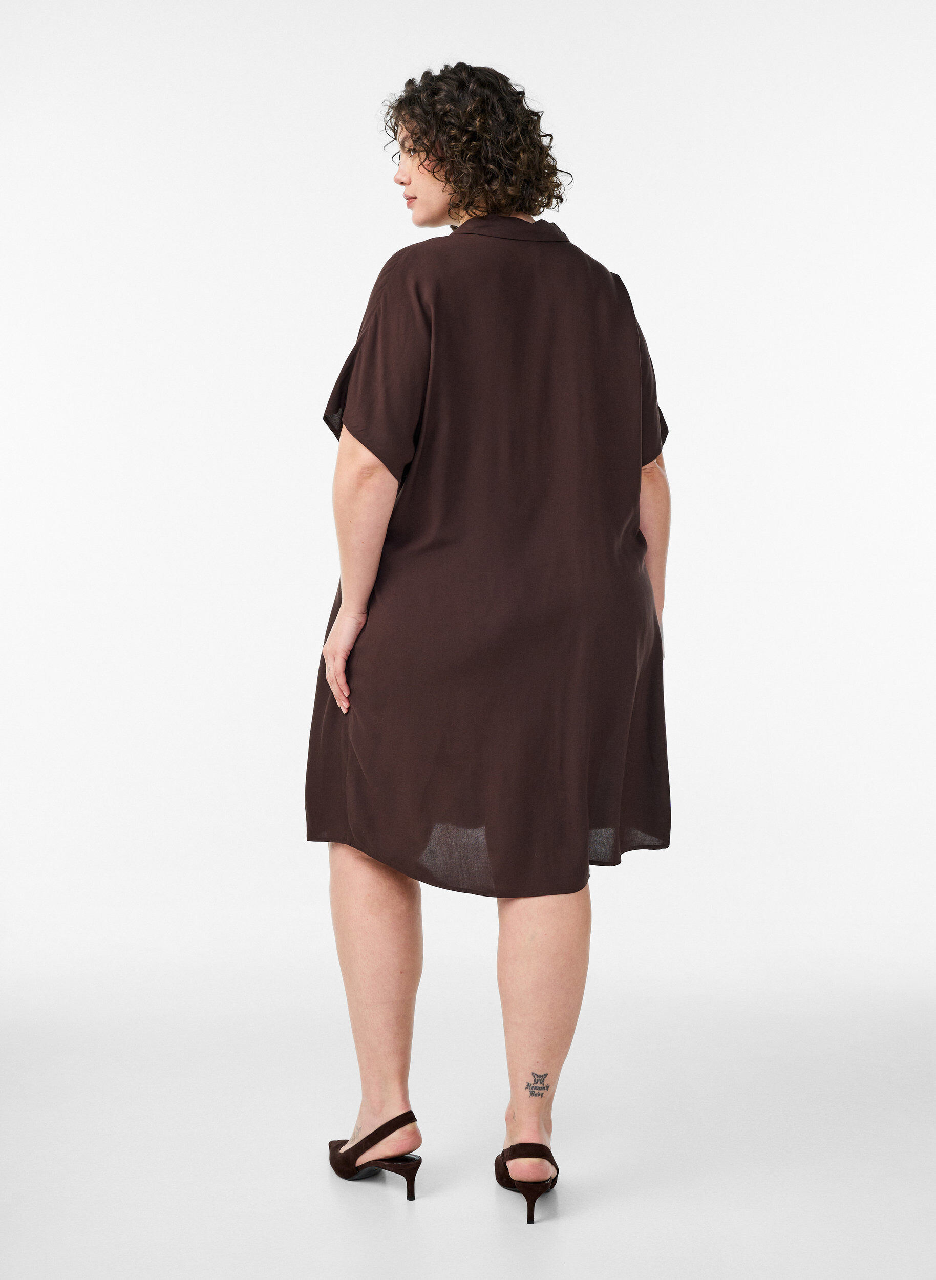 Zizzi Chemise longue ample en viscose, Marron, Model image number 2