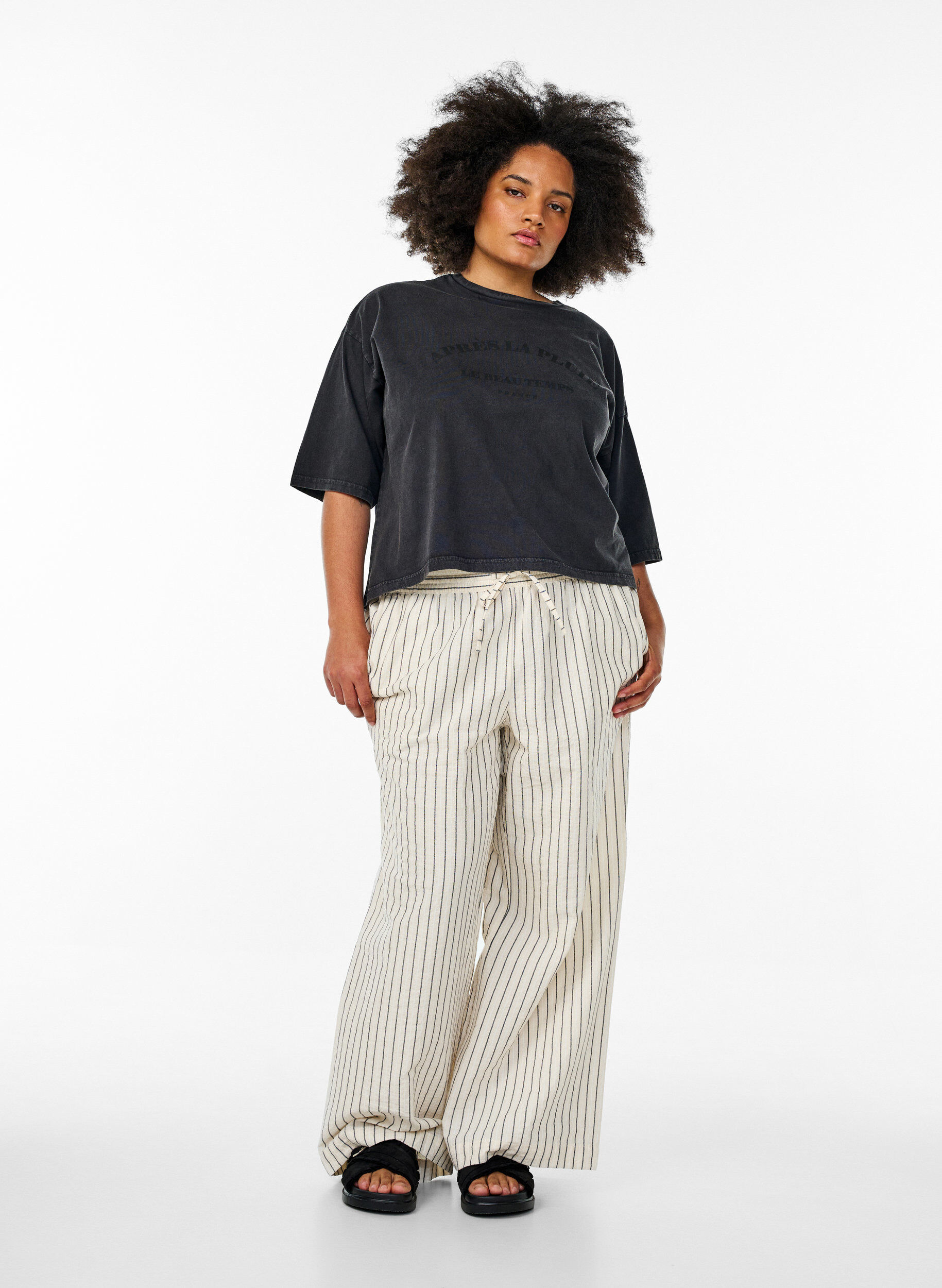 Zizzi T-shirt court &agrave; coupe ample, Gris, Model image number 1