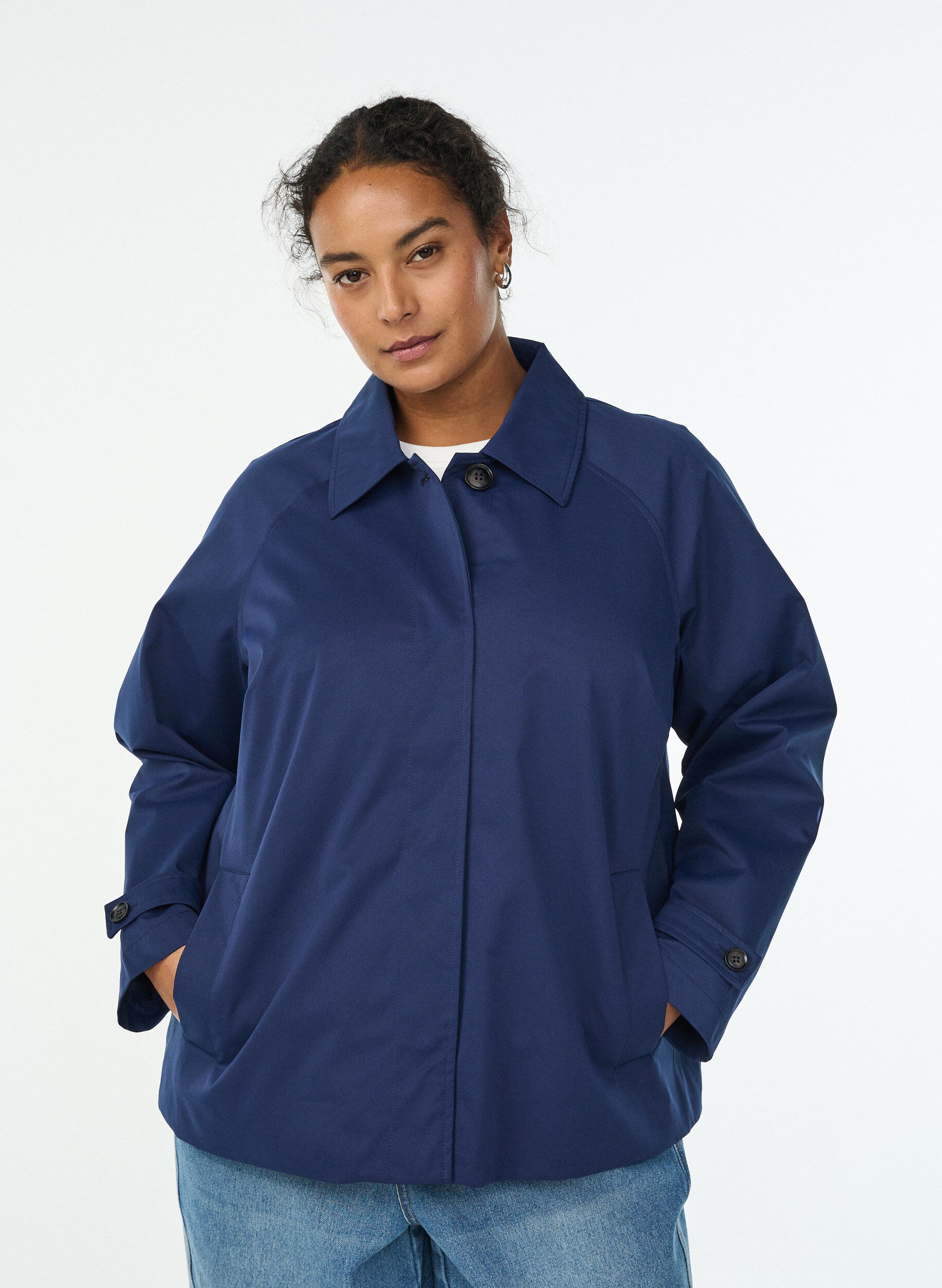 Trench court avec col et manches raglan, Bleu, Model