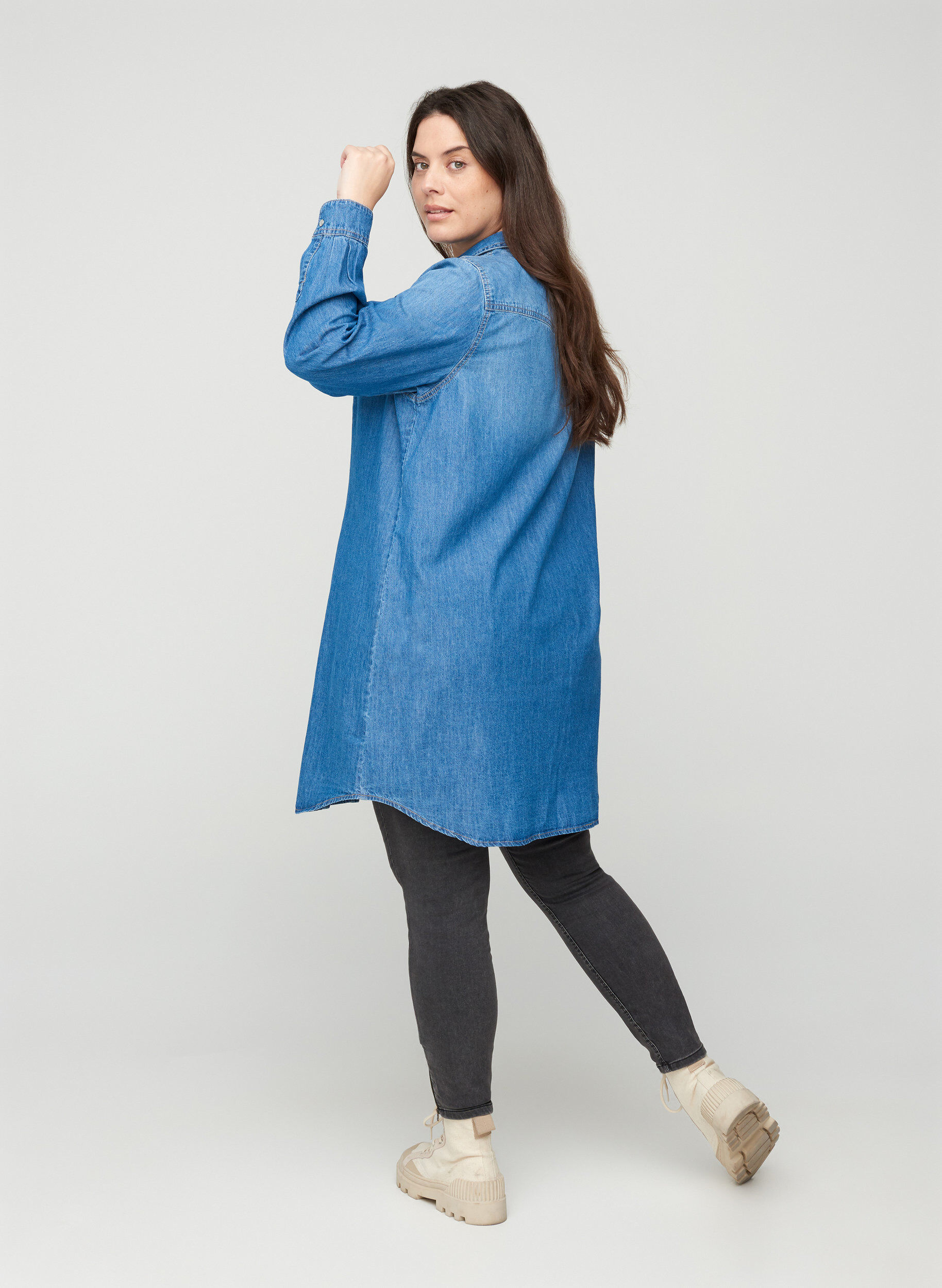 Zizzi Chemise longue en jean en coton, Blue denim, Model image number 1