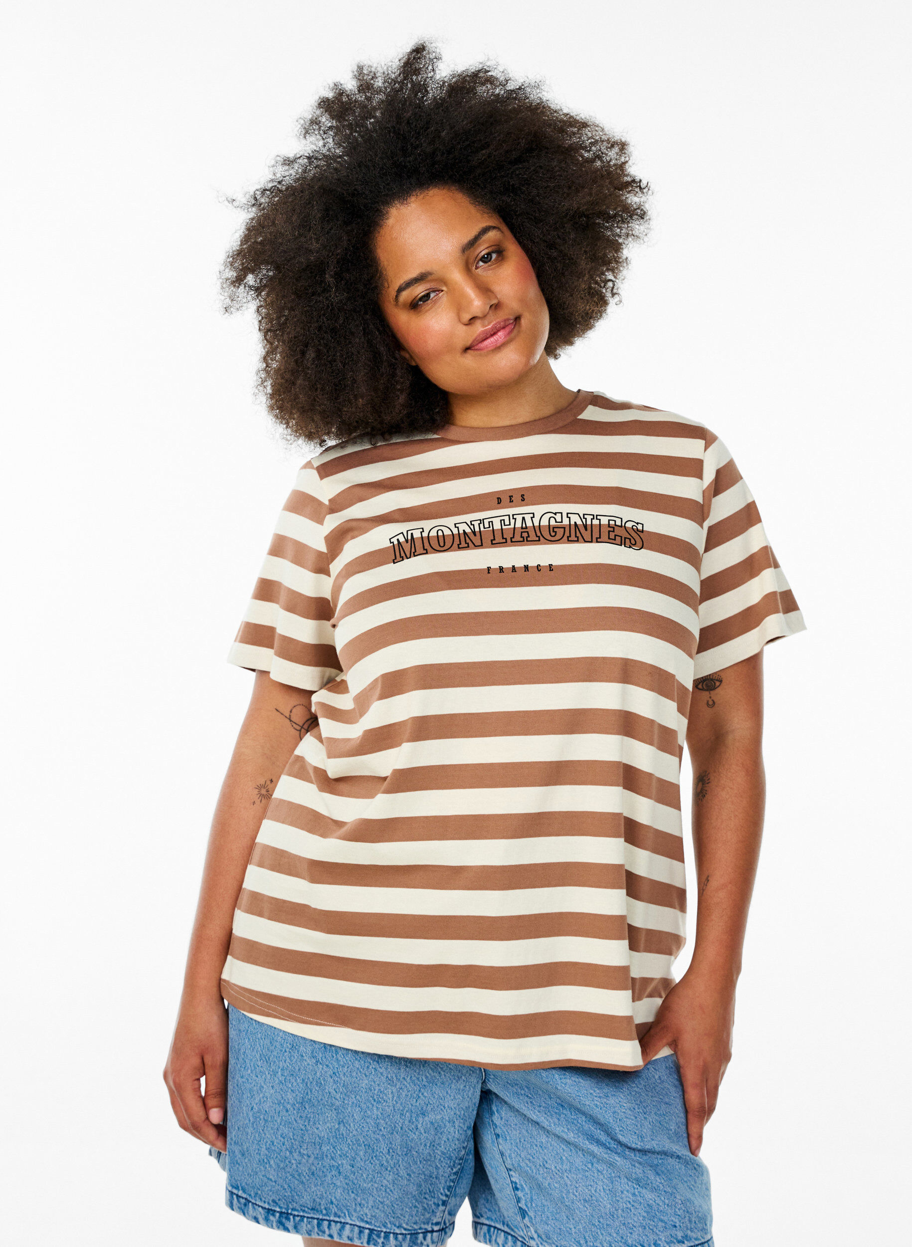 Zizzi T-shirt en coton biologique avec des rayures et du texte, Camel, Model image number 0