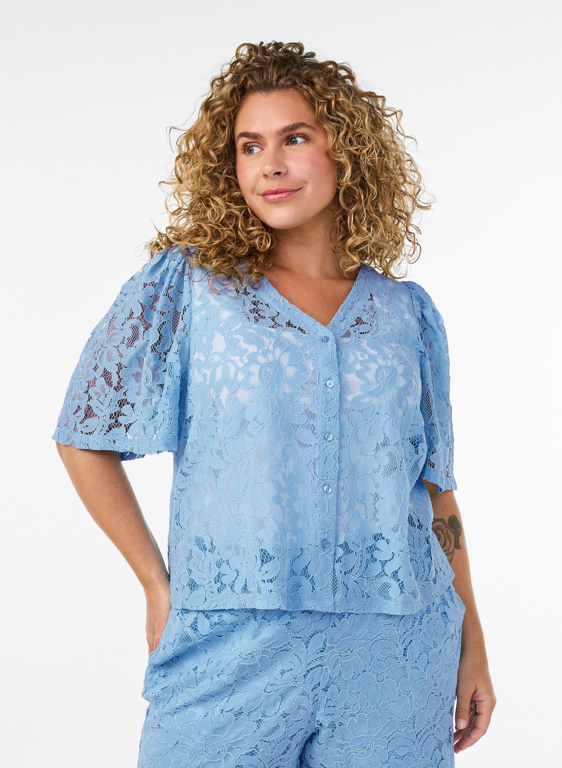 Short en dentelle taille haute avec poches, Bleu, Model