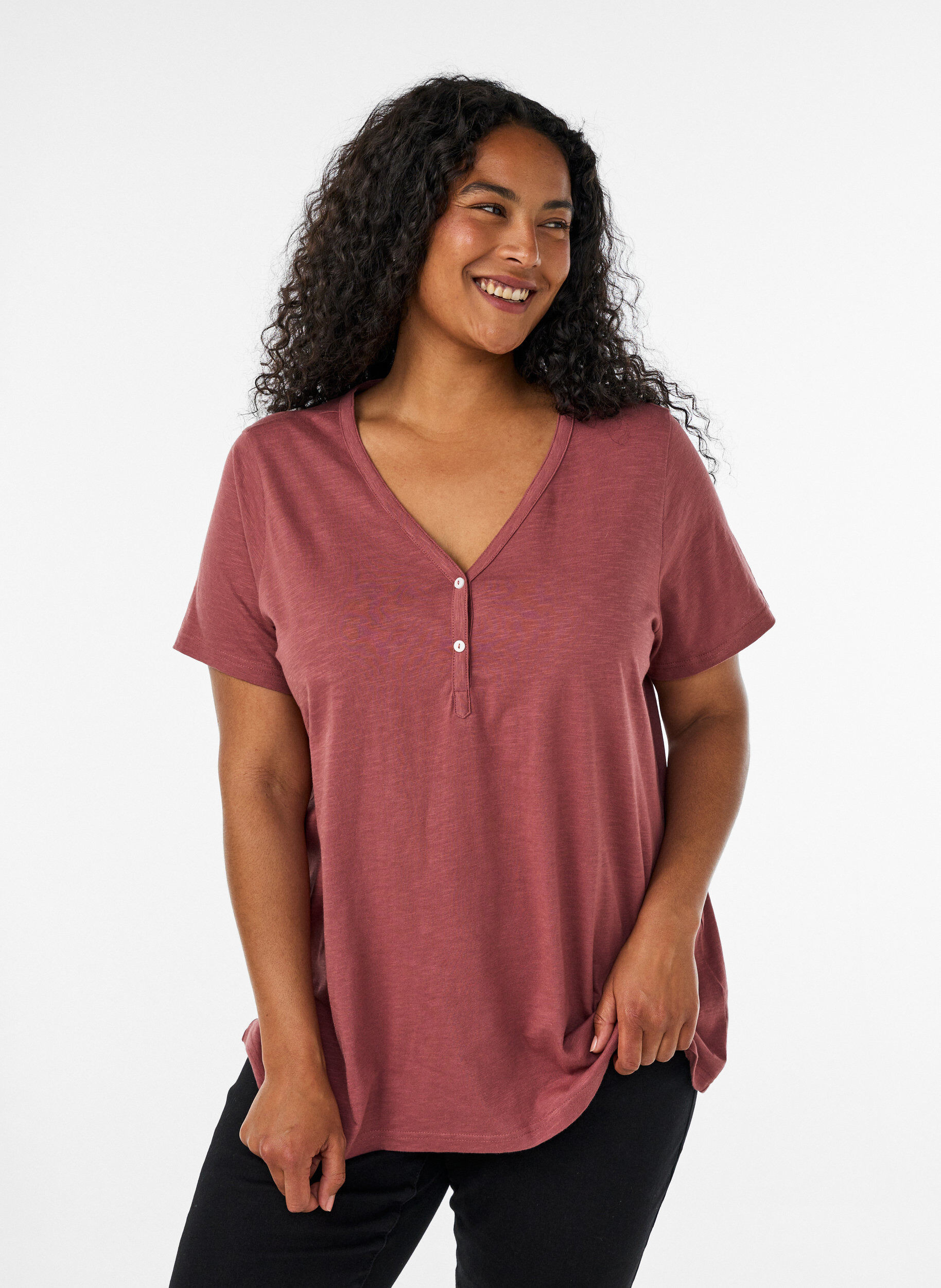 T-shirt dot&eacute; de boutons, Marron, Model