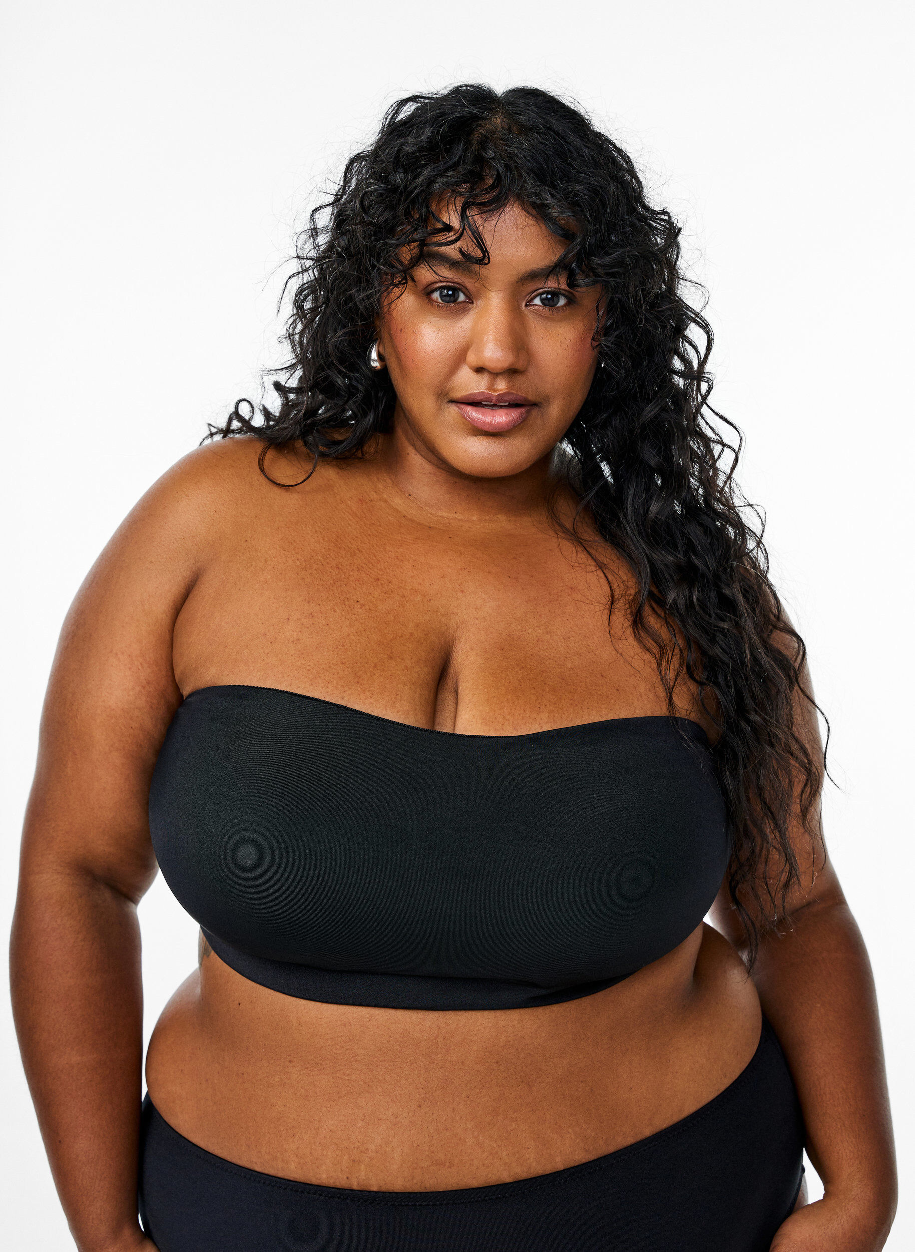 Haut de bikini bandeau de couleur unie, Noir, Model