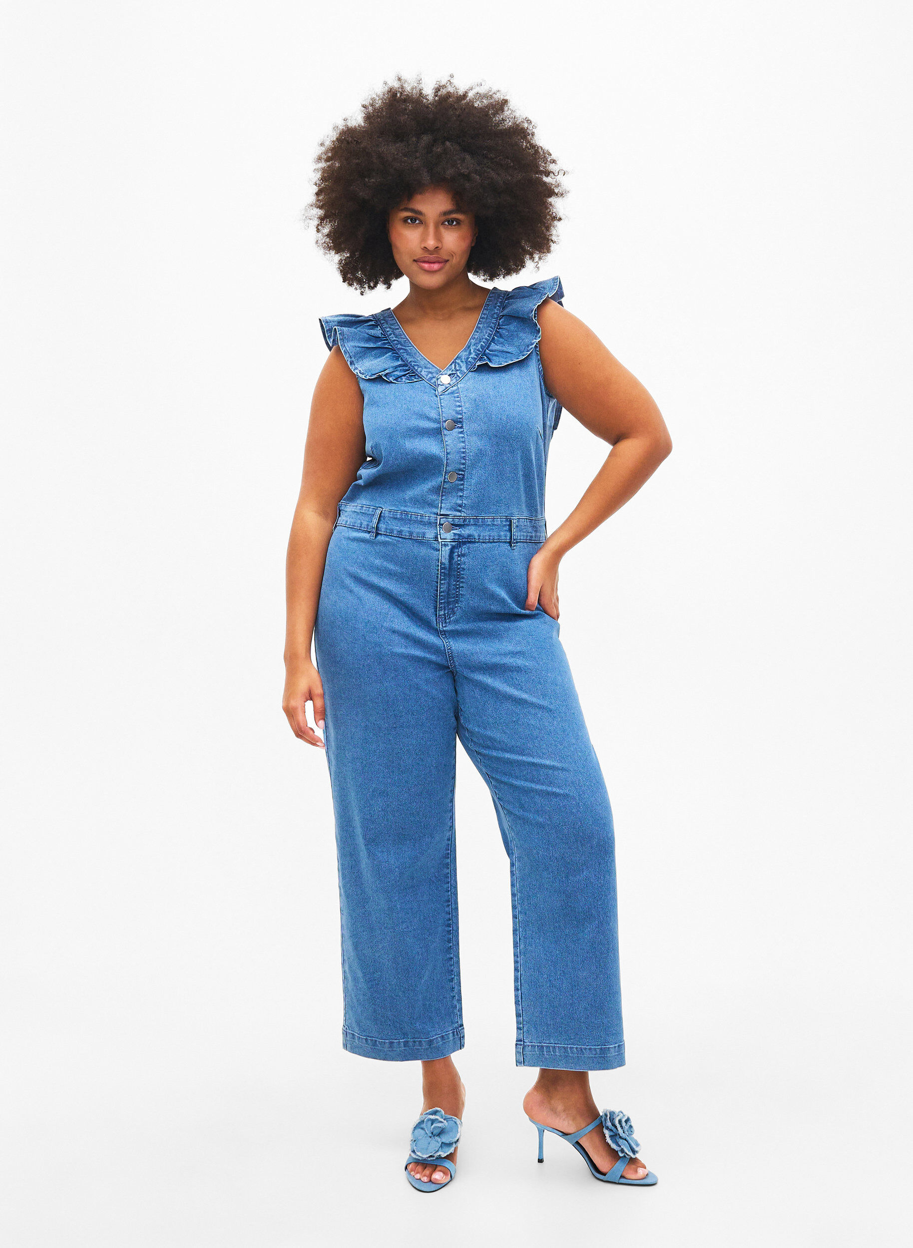 Zizzi Combinaison en denim avec volants, Light Blue Denim, Model image number 0