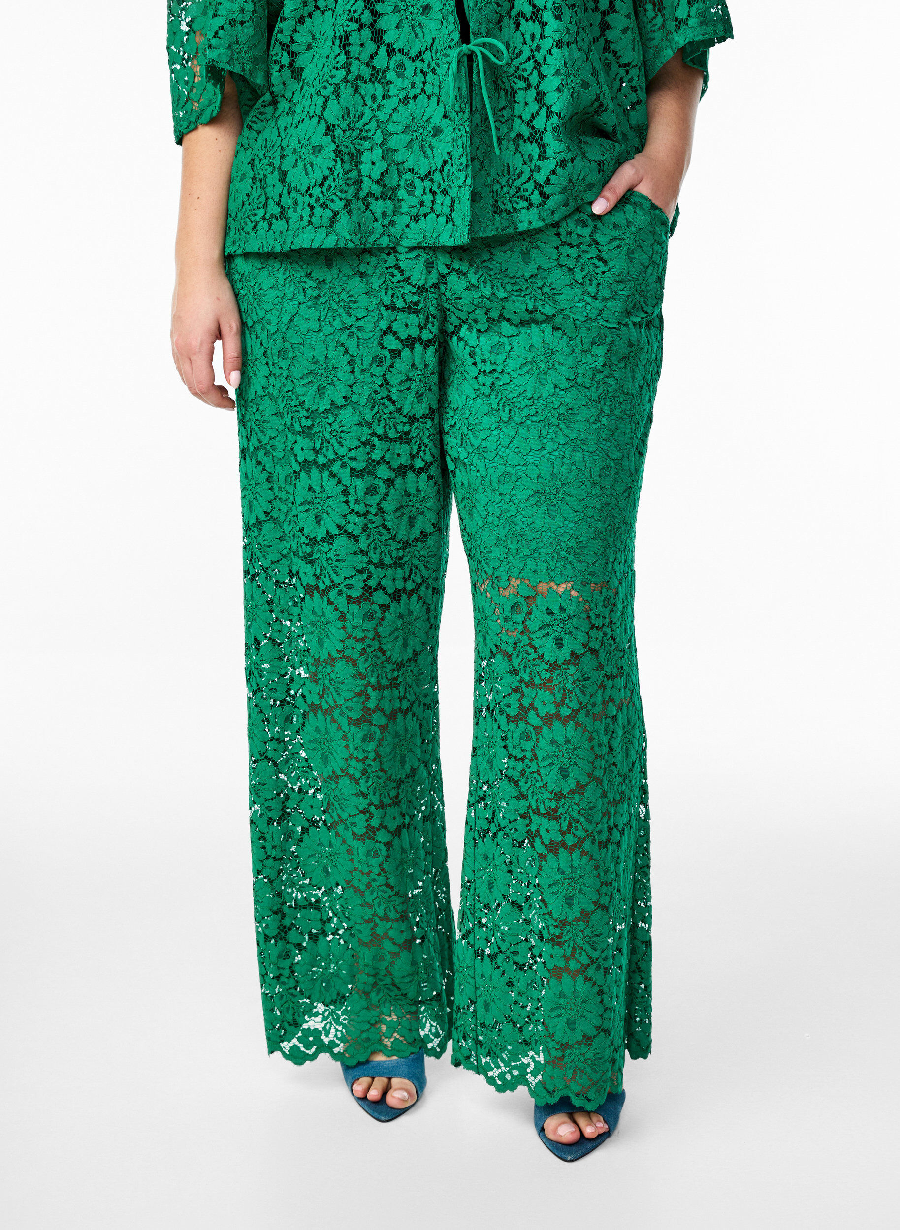 Zizzi Pantalon taille haute en dentelle et avec des poches, Vert, Model image number 2