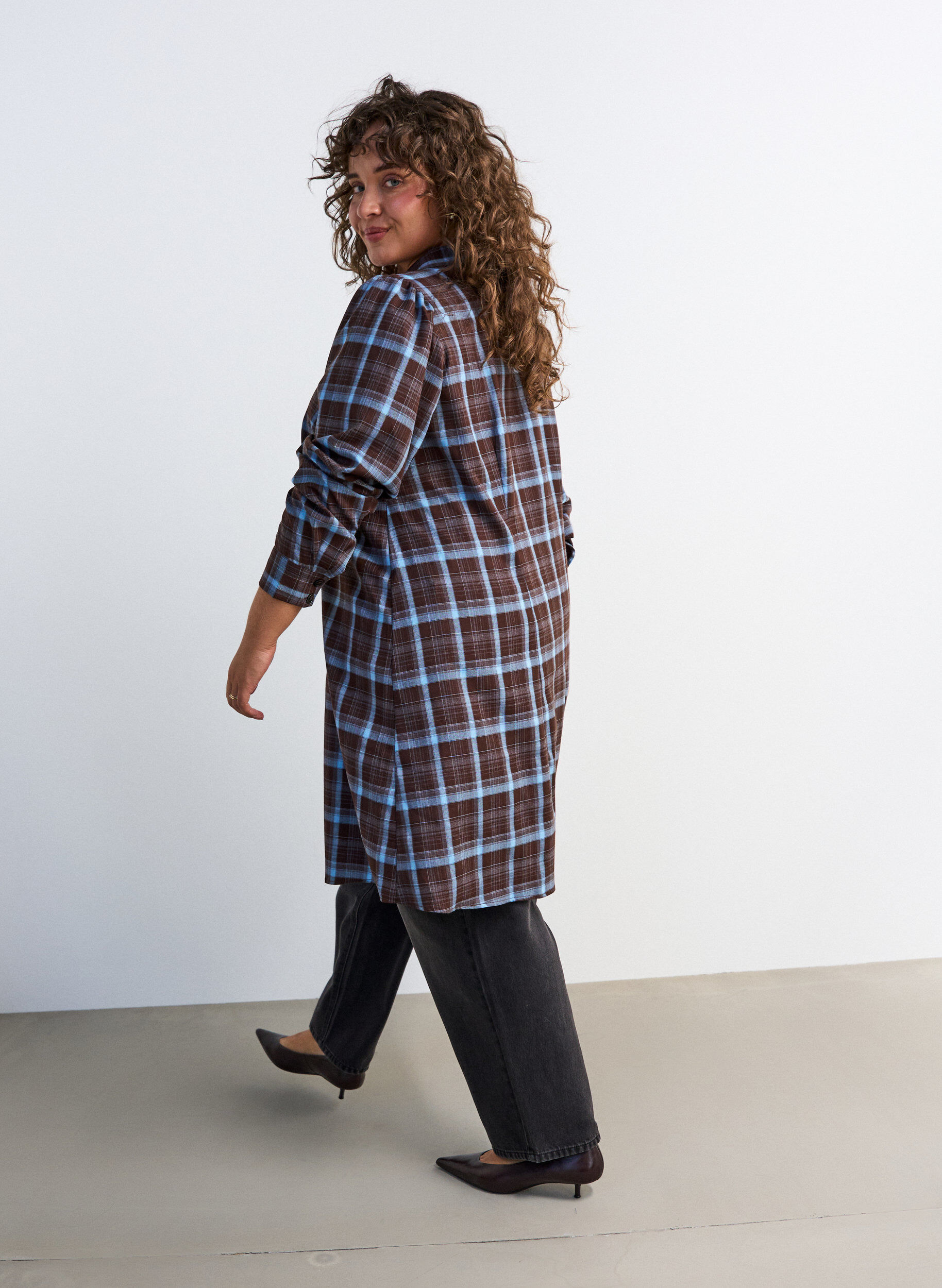 ZizziRobe-chemise mi-longue avec un motif &agrave; carreaux, Marron, Model image number 2
