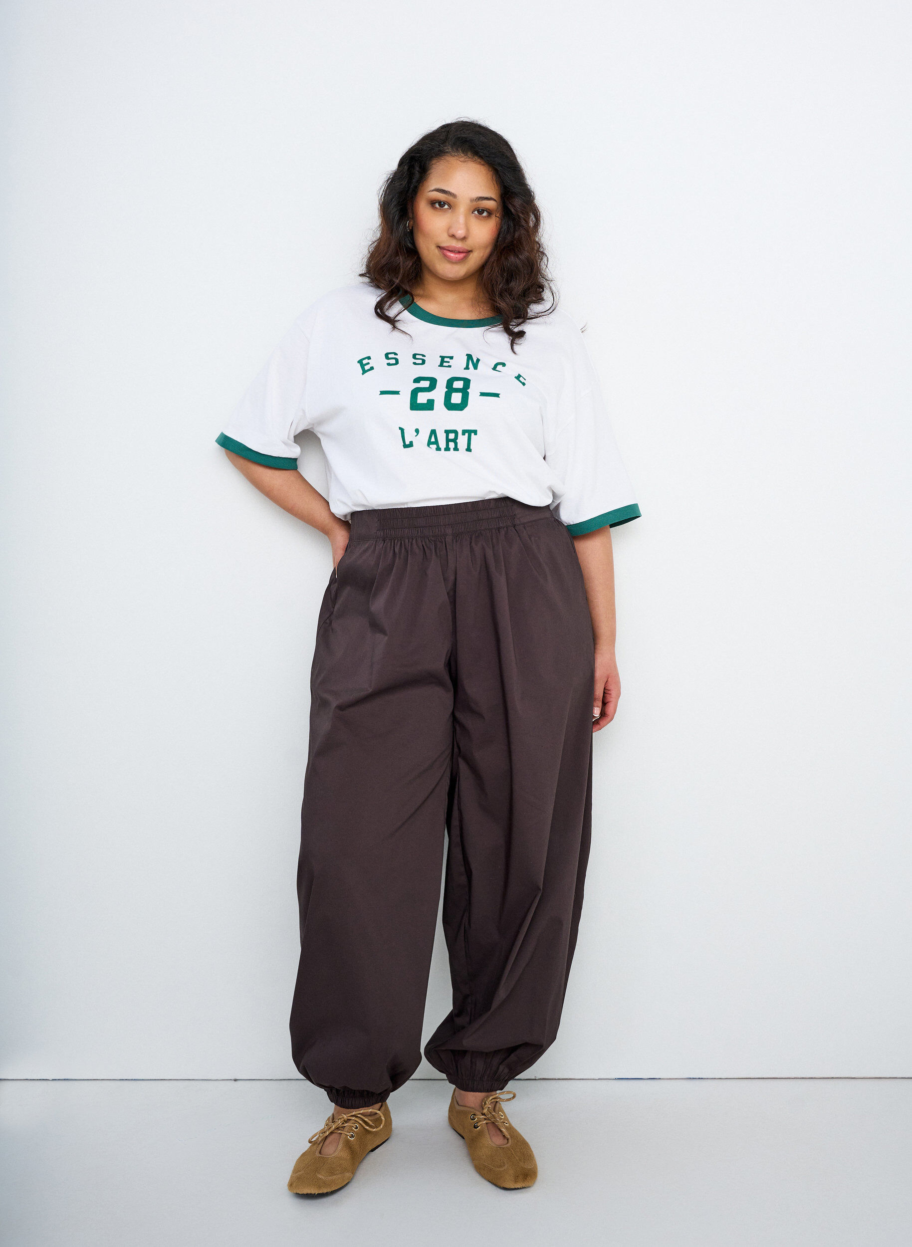 T-shirt en coton avec imprim&eacute; texte et coupe boxy