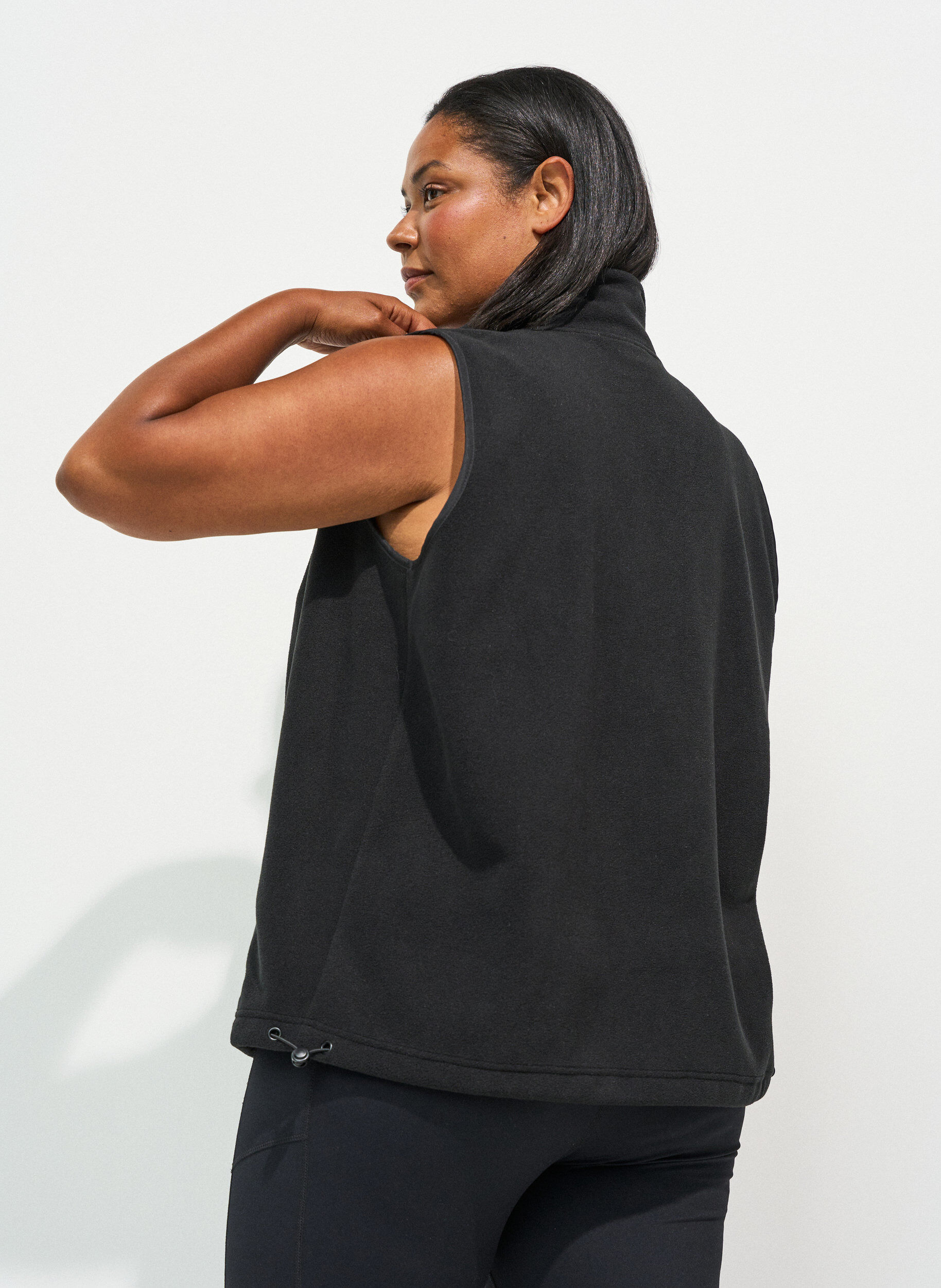 ZizziGilet en polaire avec col montant et cordon de serrage au bas, Noir, Model image number 2