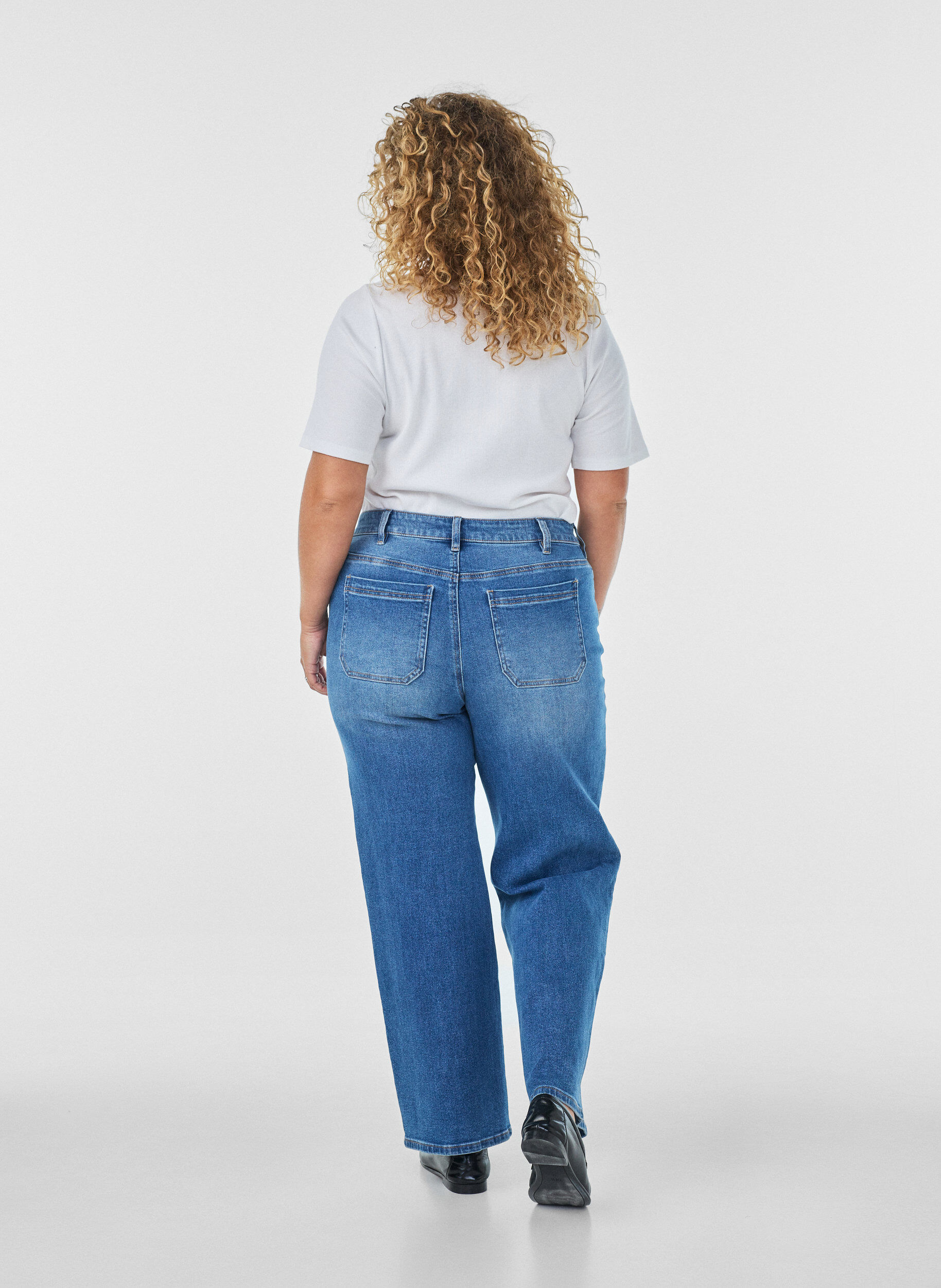 ZizziJean droit &agrave; l'aspect l&eacute;g&egrave;rement us&eacute;, Bleu Clair, Model image number 1