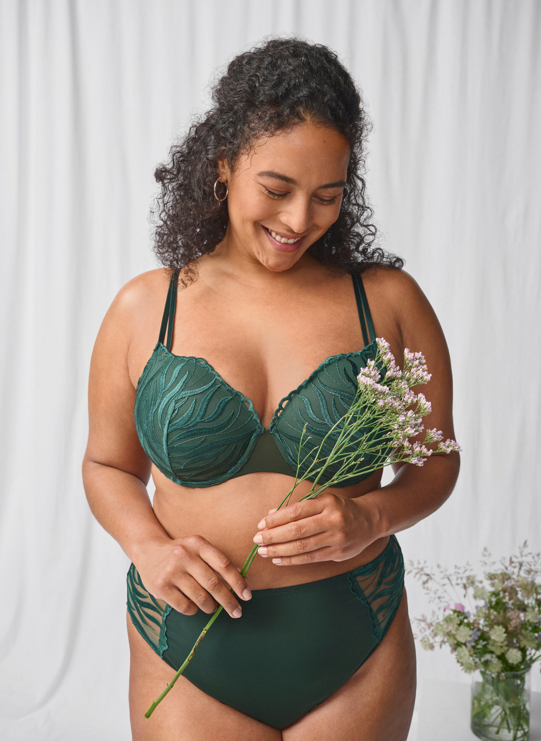 Zizzi Soutien-gorge moul&eacute; &agrave; motif brod&eacute;, Vert fonc&eacute;, Image image number 0