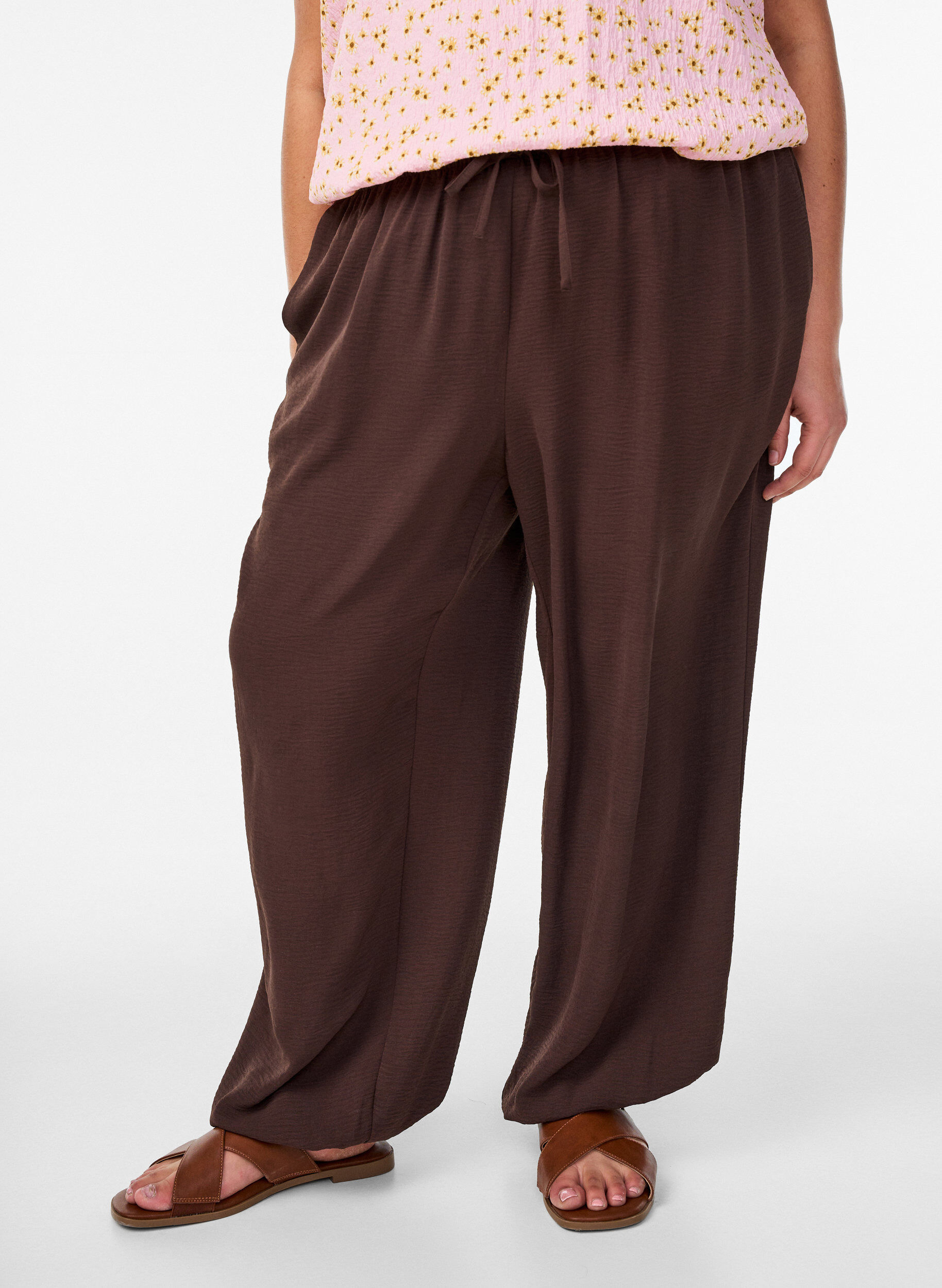 Zizzi Pantalon balloon taille haute, Marron, Model image number 2