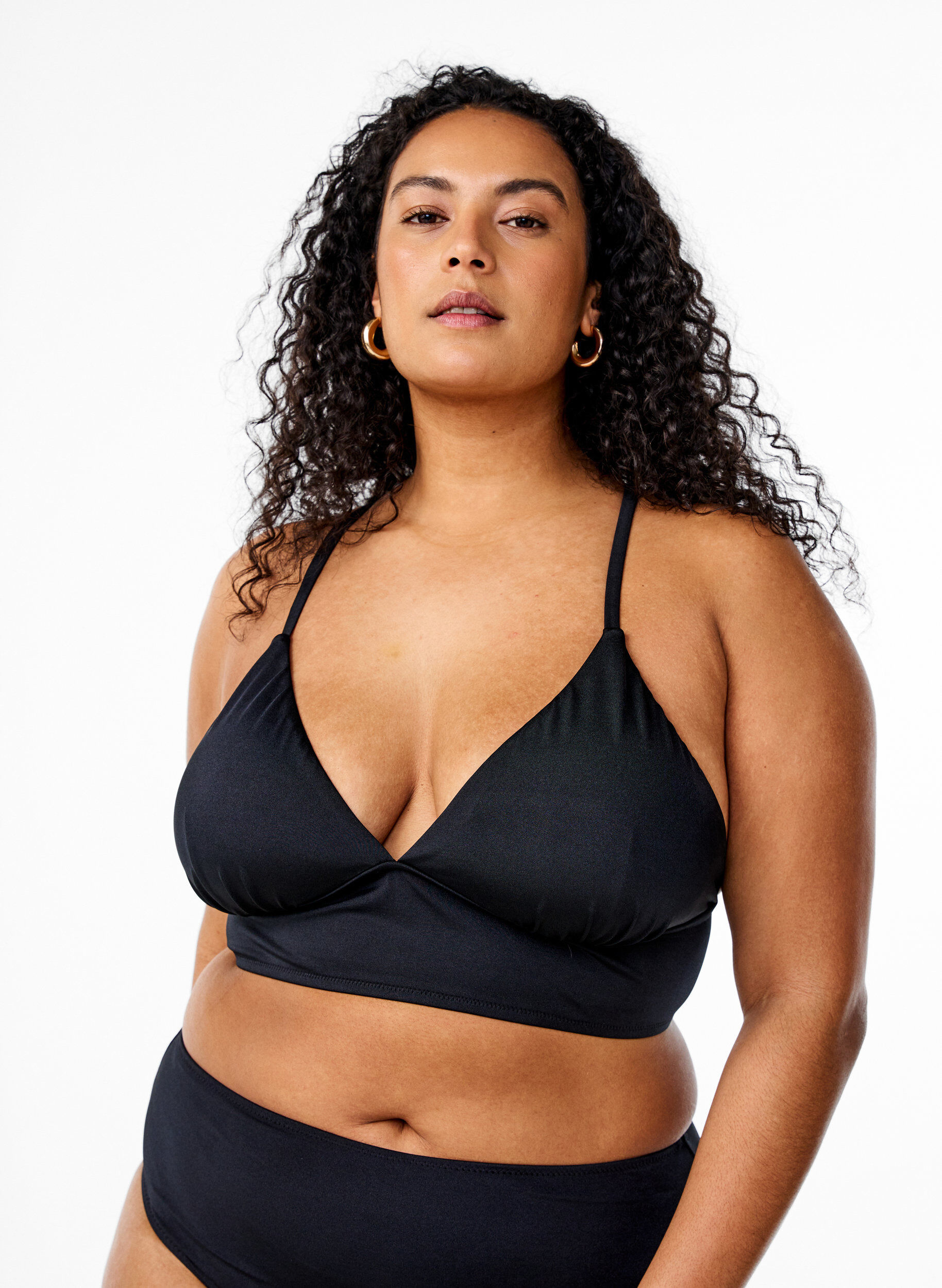 Haut de bikini avec coussinets amovibles et attache dans le dos, Noir, Model