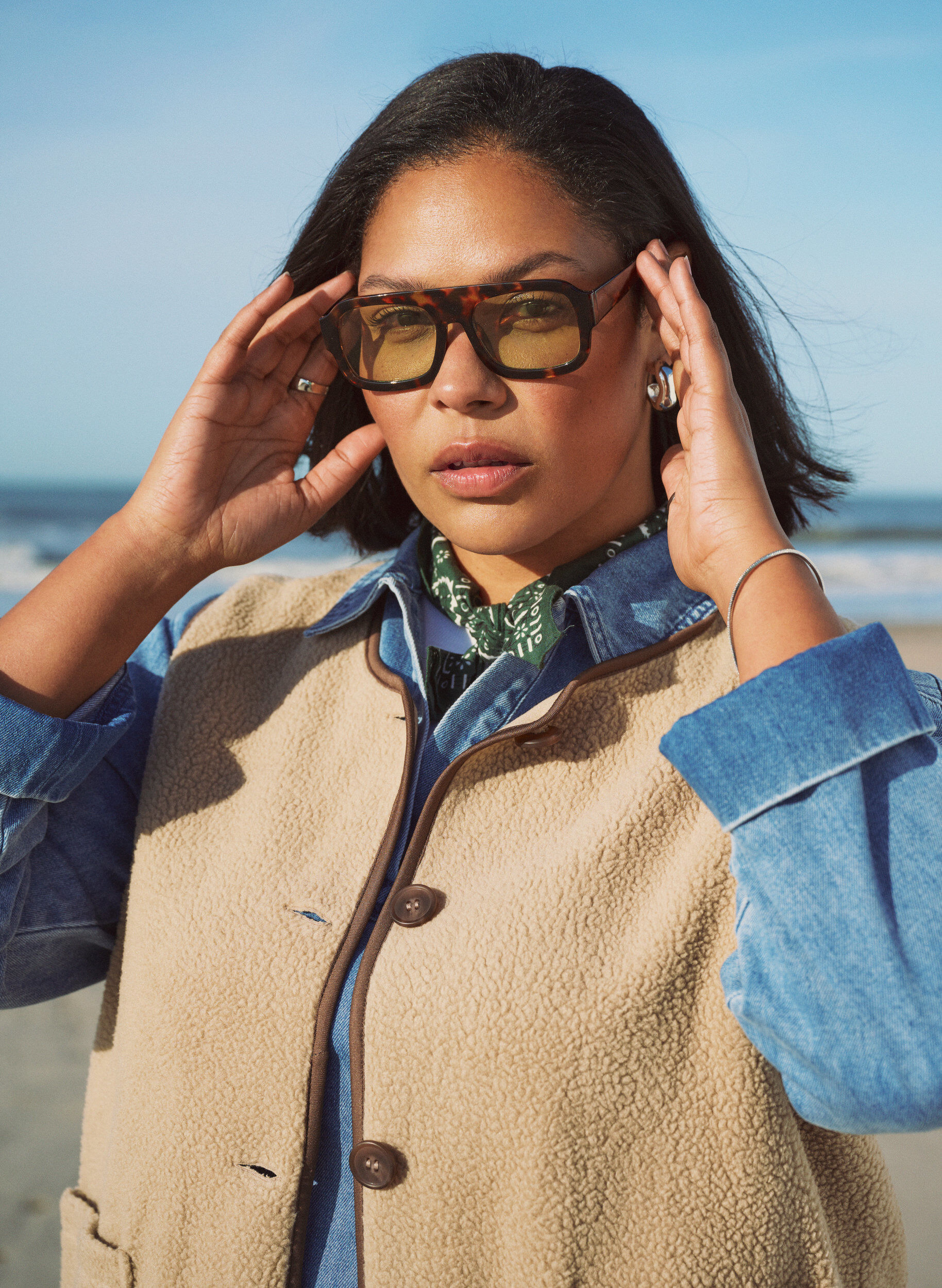 Zizzi Veste sans manches en teddy avec finitions contrast&eacute;es, Beige, Image image number 0