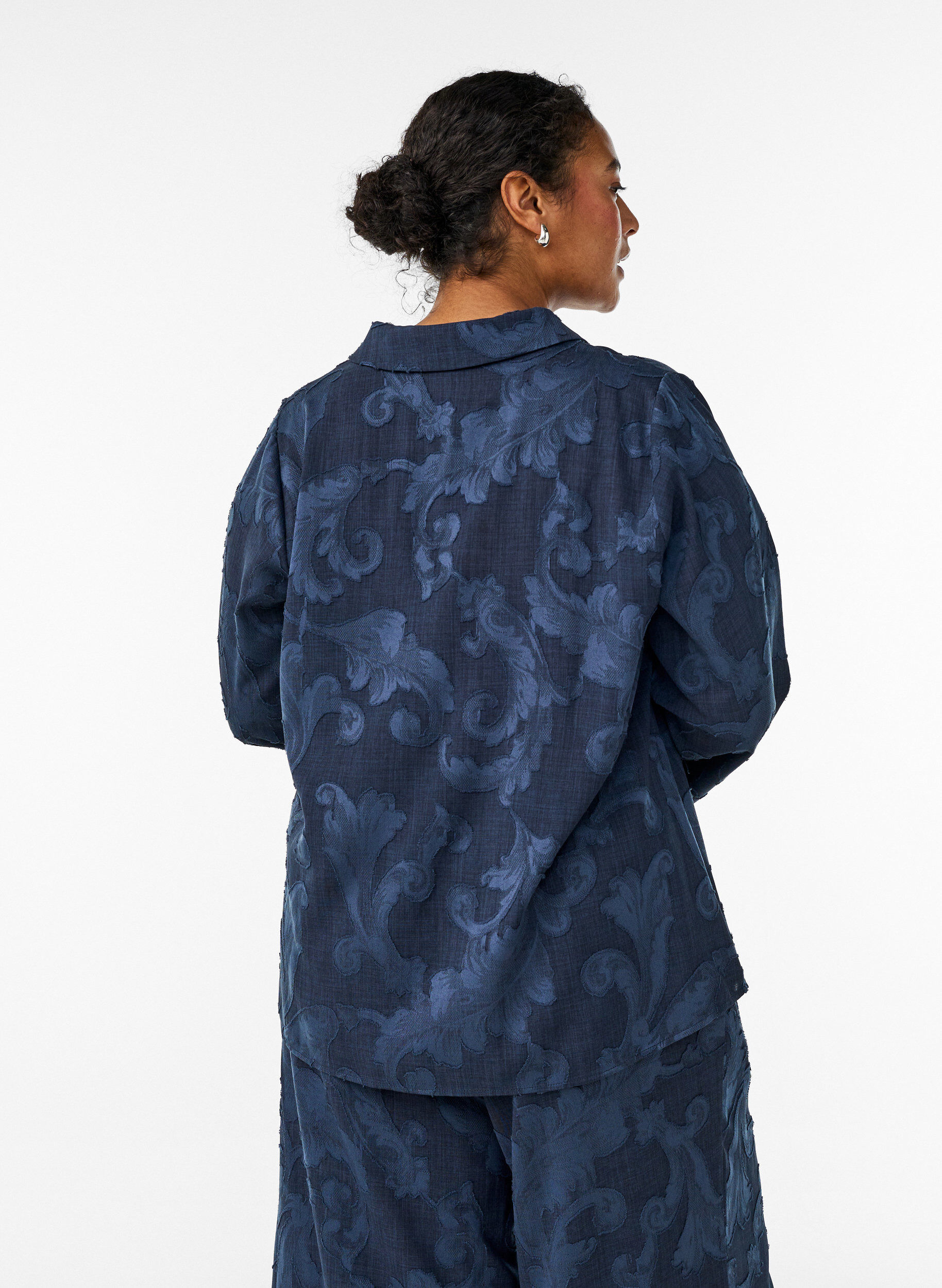 Zizzi Blouse &agrave; motif tiss&eacute; textur&eacute; et col en V, Bleu, Model image number 2