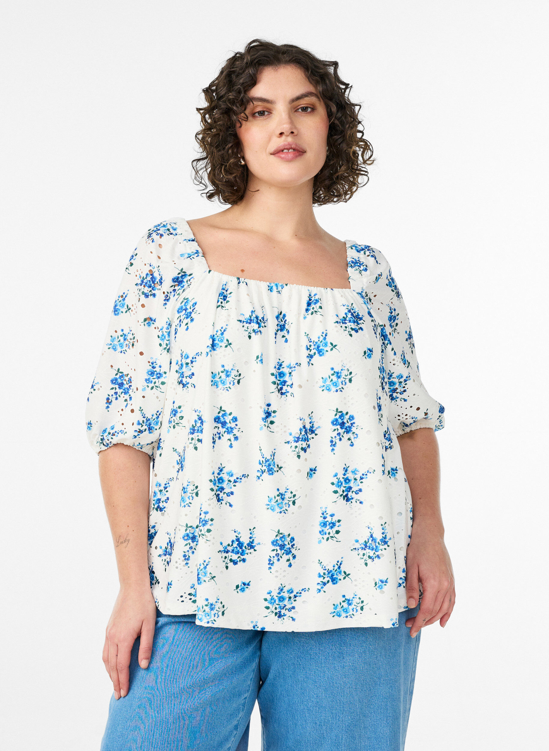 Zizzi Blouse fleurie avec encolure carr&eacute;e et broderie ajour&eacute;e, Blanc, Model image number 0
