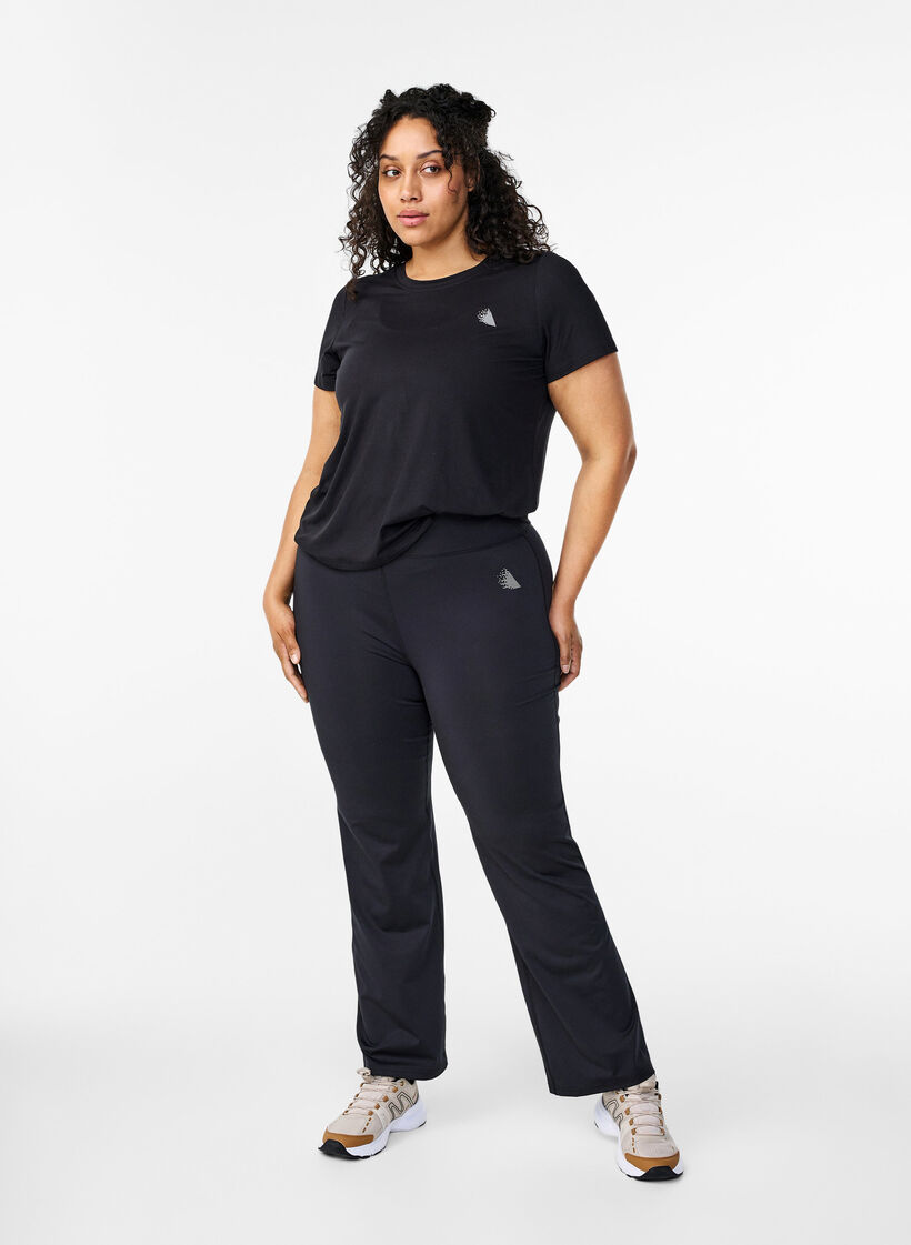 T-shirt d'entraînement avec coupe étroite et col rond, Black, Model image number 2