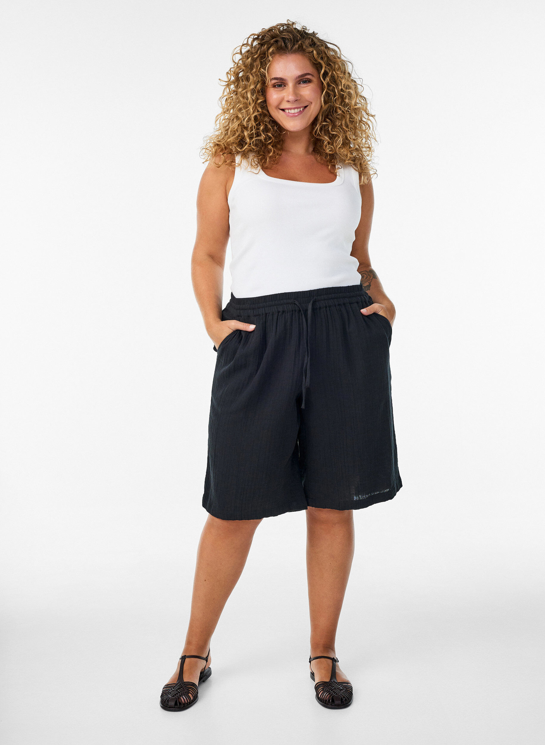 ZizziShort ample en mousseline de coton taille haute, Noir, Model image number 1