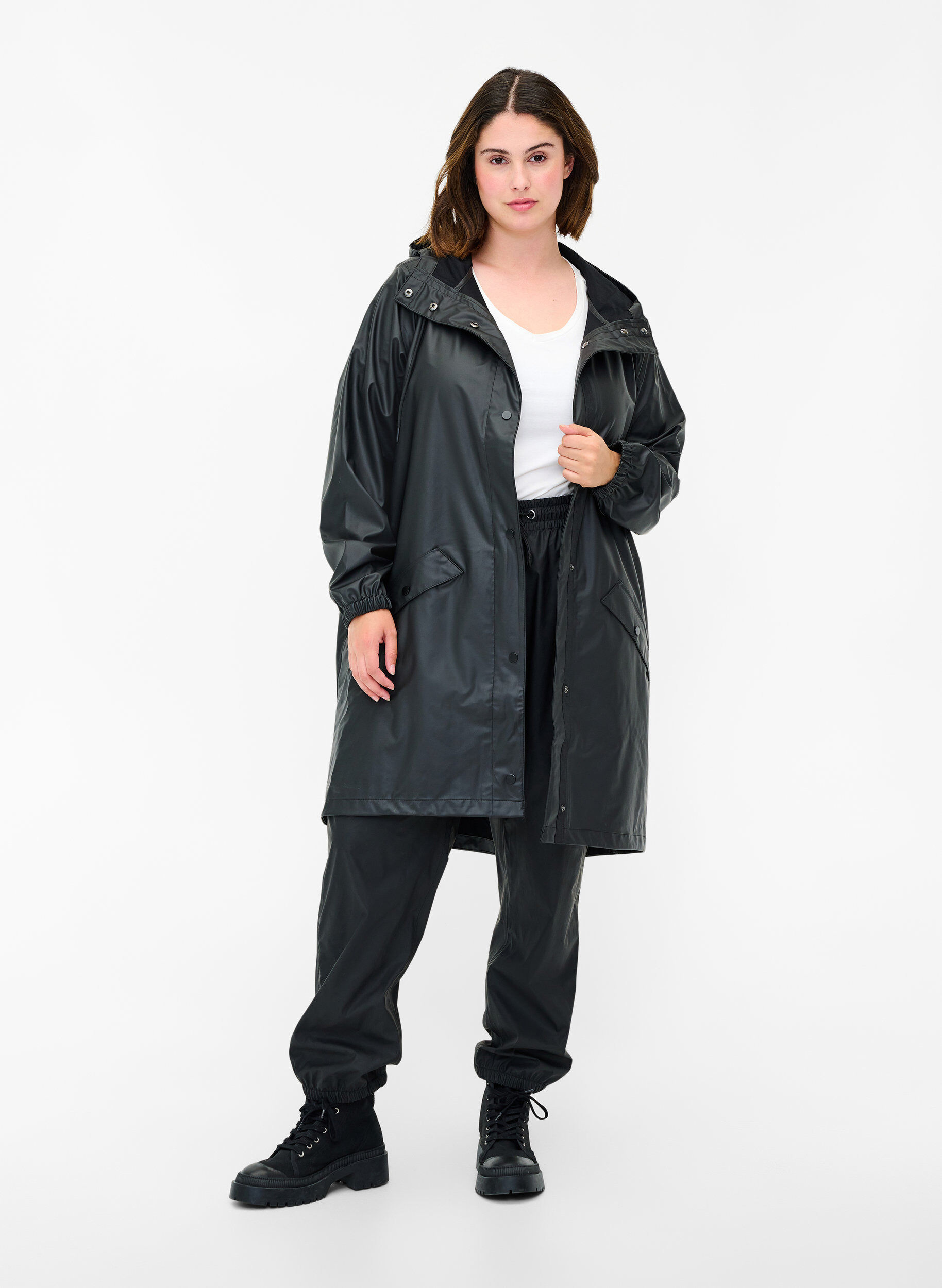 Zizzi Veste de pluie avec capuche et fermeture boutonn&eacute;e, Black, Model image number 2