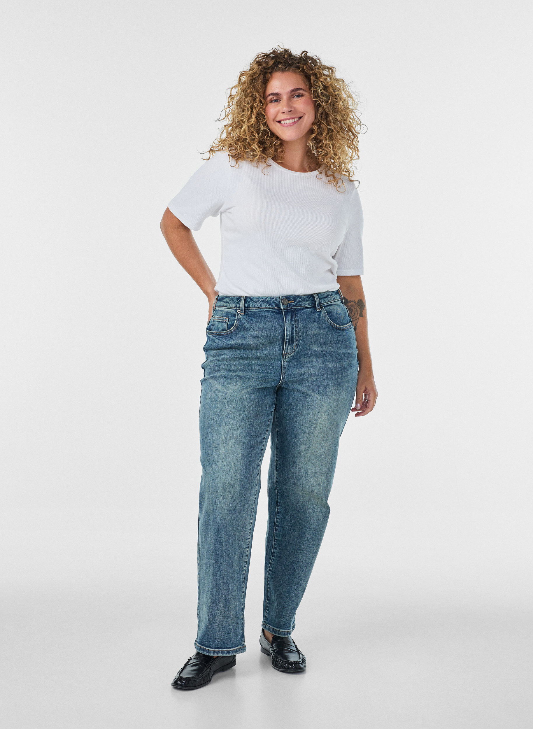 Jean Kiana coupe droite &agrave; l'effet l&eacute;g&egrave;rement us&eacute;, Bleu, Model