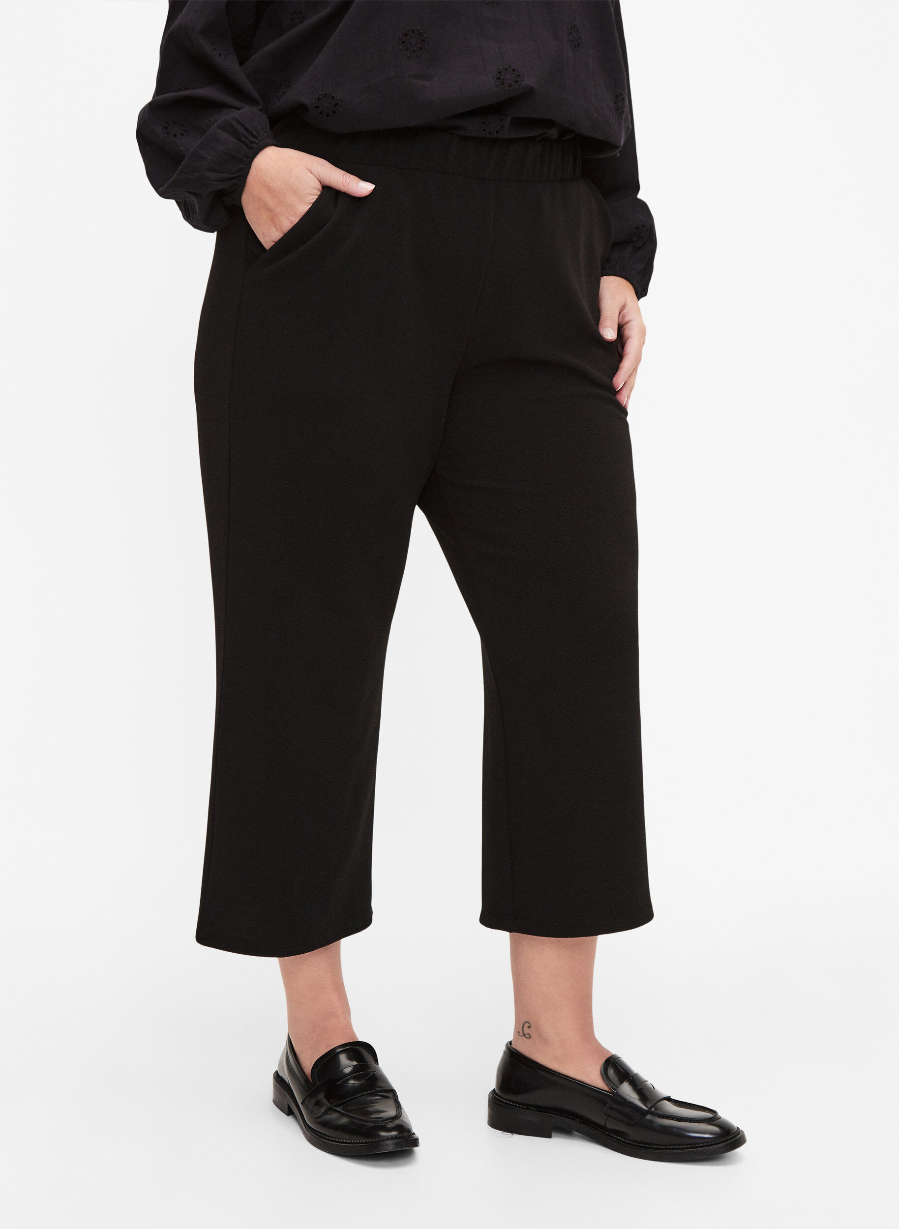 Zizzi Pantalon ample en longueur 7/8, Noir, Model image number 2