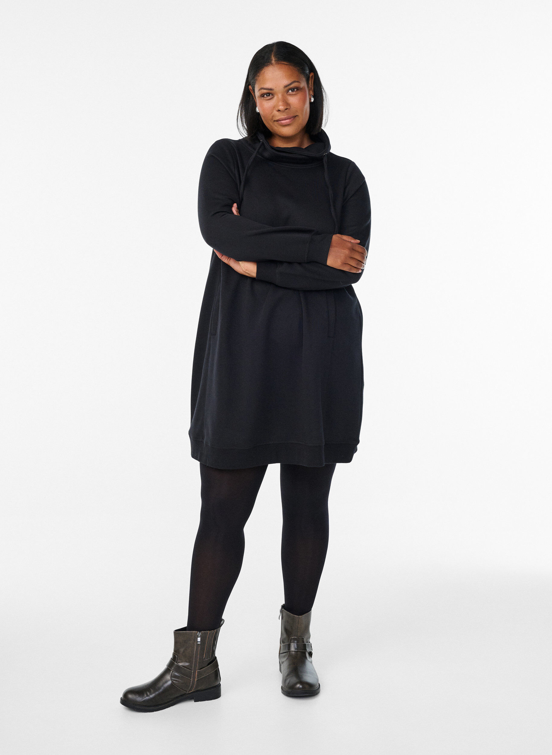 ZizziRobe sweat-shirt courte &agrave; col montant et poches, Noir, Model image number 1