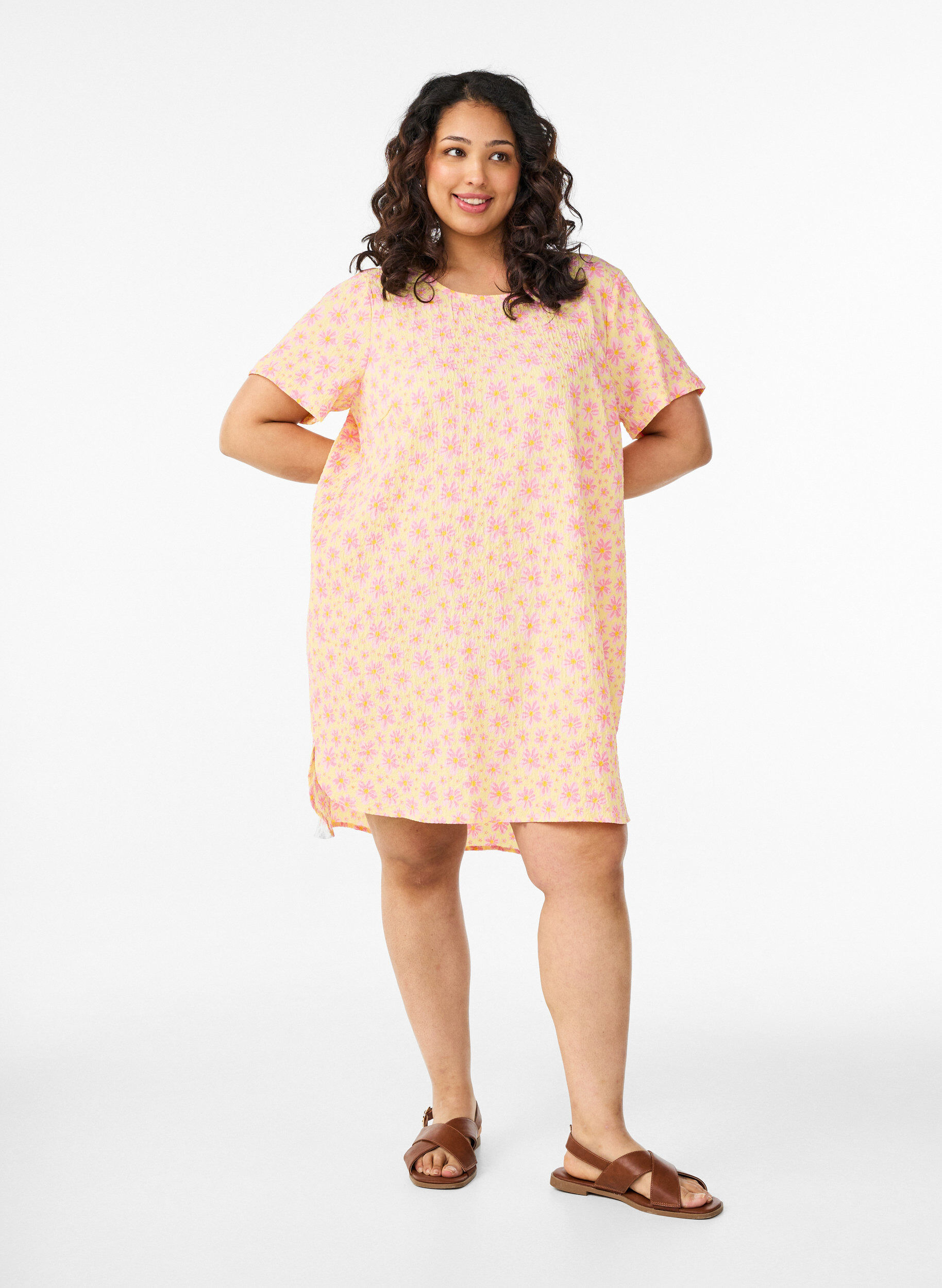 ZizziRobe courte avec texture froiss&eacute;e et manches courtes, Jaune, Model image number 1