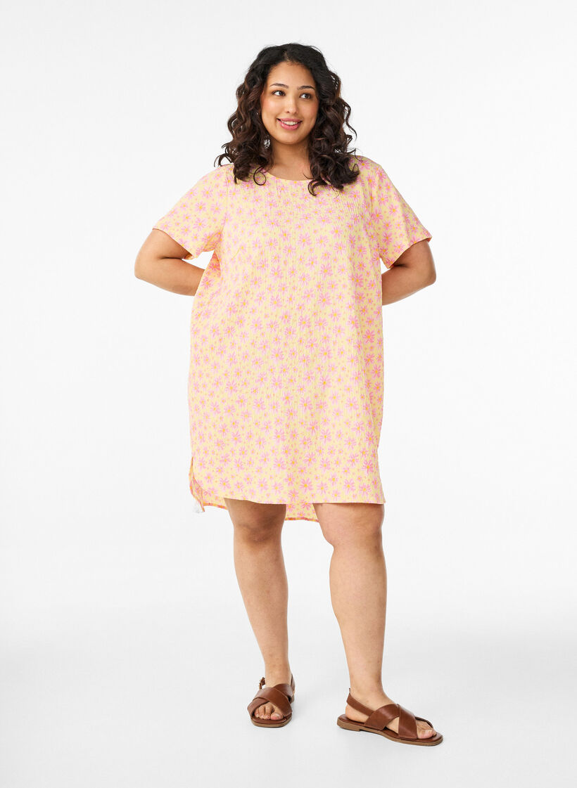 Robe courte avec texture froiss&eacute;e et manches courtes, Jaune, Model image number 1