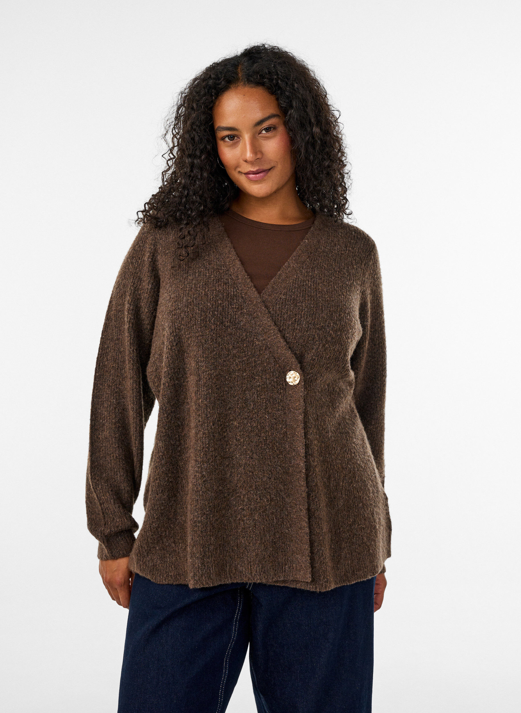 Cardigan en maille avec une fermeture asym&eacute;trique, Marron, Model