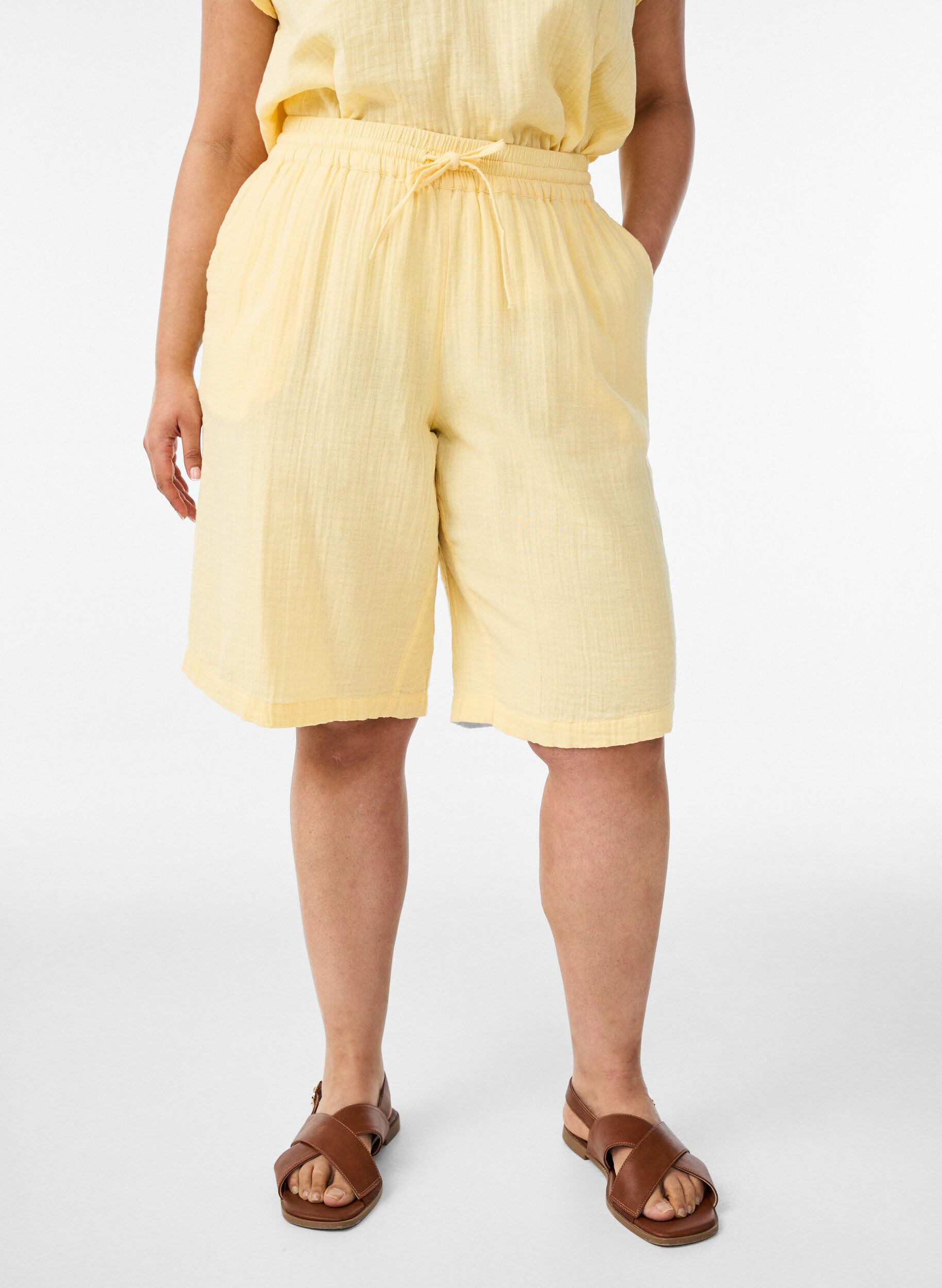 Short ample en mousseline de coton taille haute, Jaune clair, Model