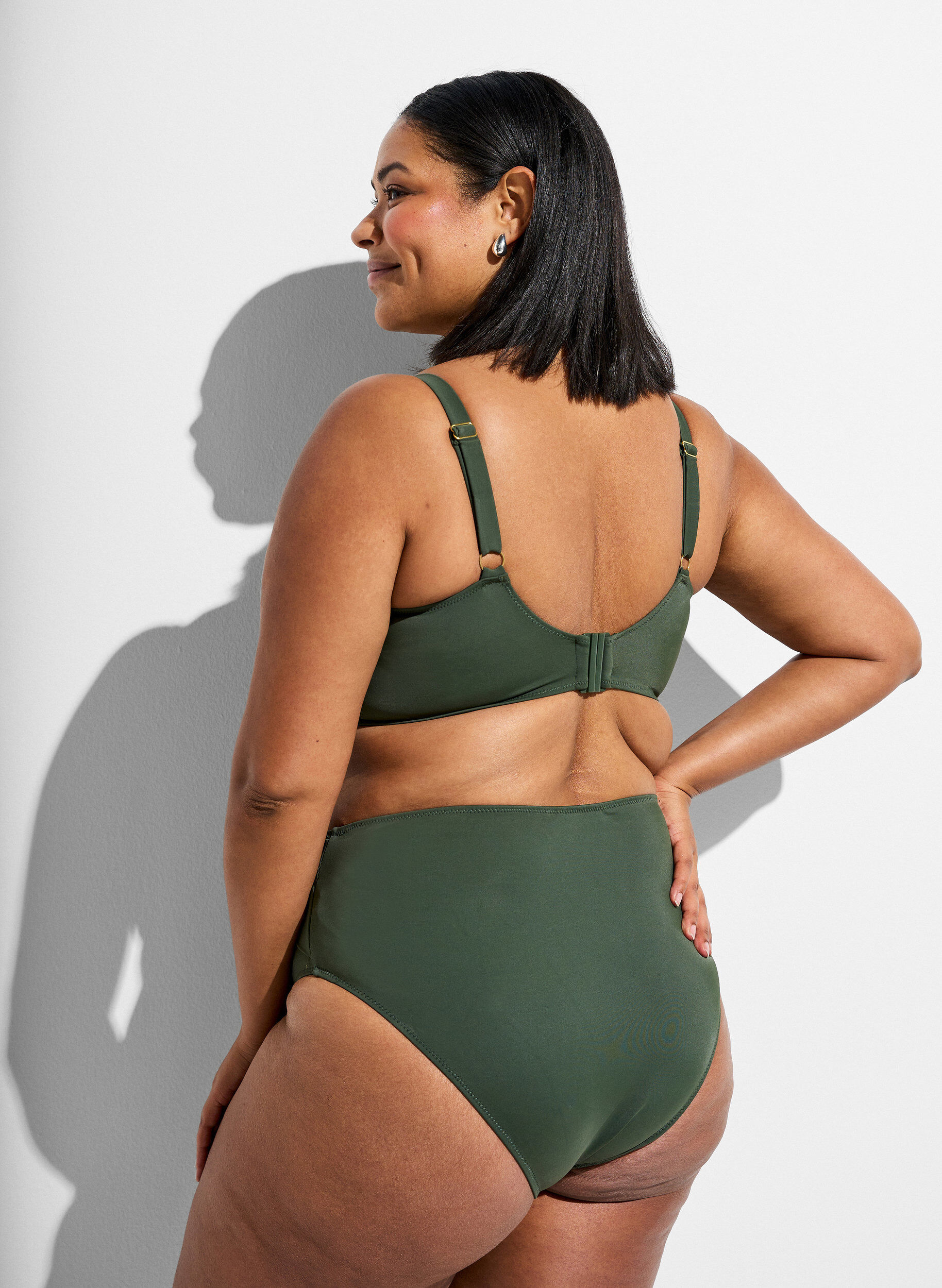Zizzi Haut de bikini avec armatures et d&eacute;tail dor&eacute;, Vert, Model image number 2