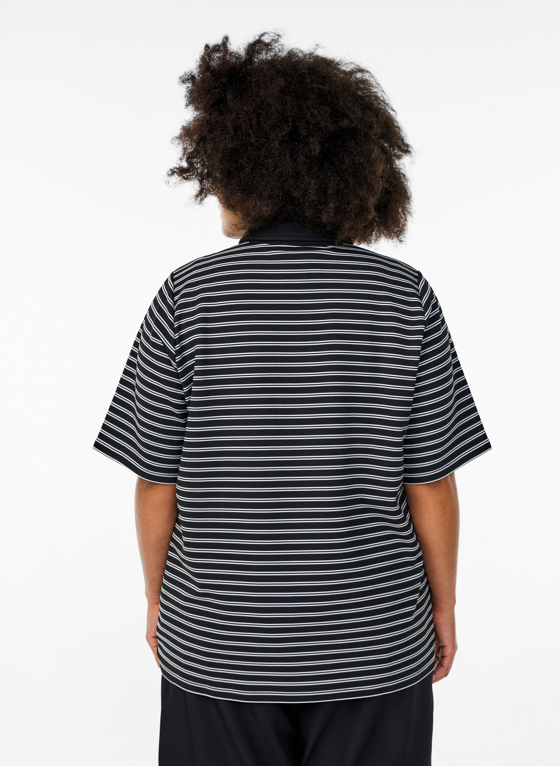 Zizzi Polo ray&eacute; &agrave; manches courtes et boutons, Noir, Model image number 2