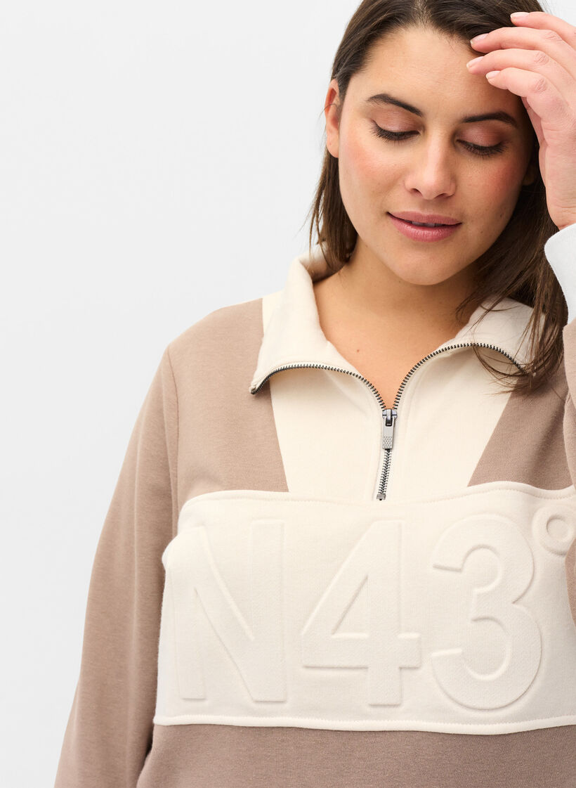 Pull dans de belles couleurs, Timber Wolf/Birch, Model image number 2