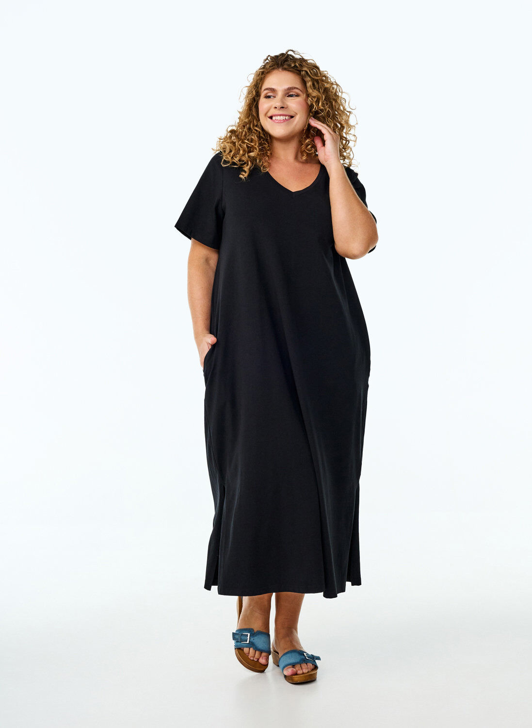 Zizzi Robe T-shirt midi avec col en V, Noir, Model image number 1