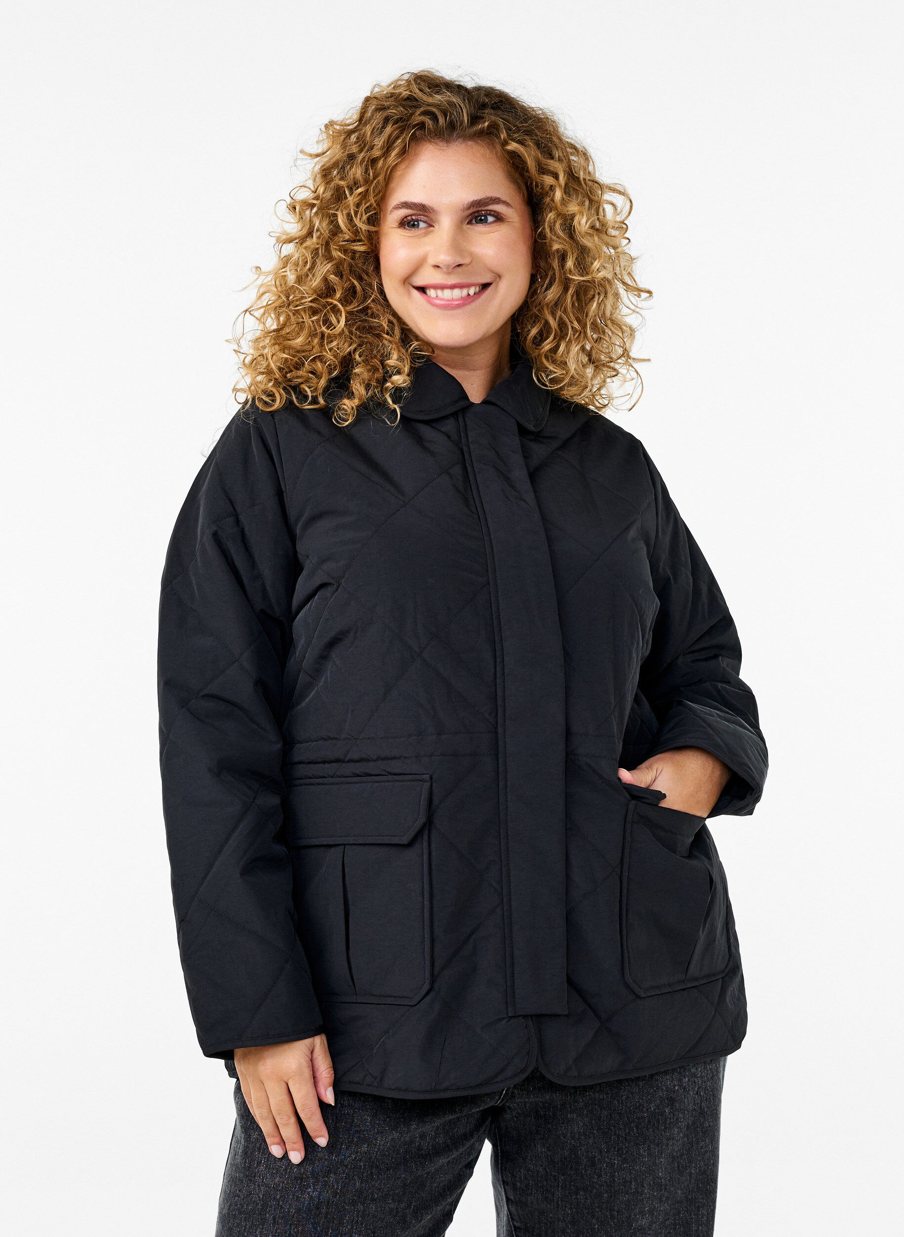 Zizzi Veste matelass&eacute;e avec col et poches, Noir, Model image number 0
